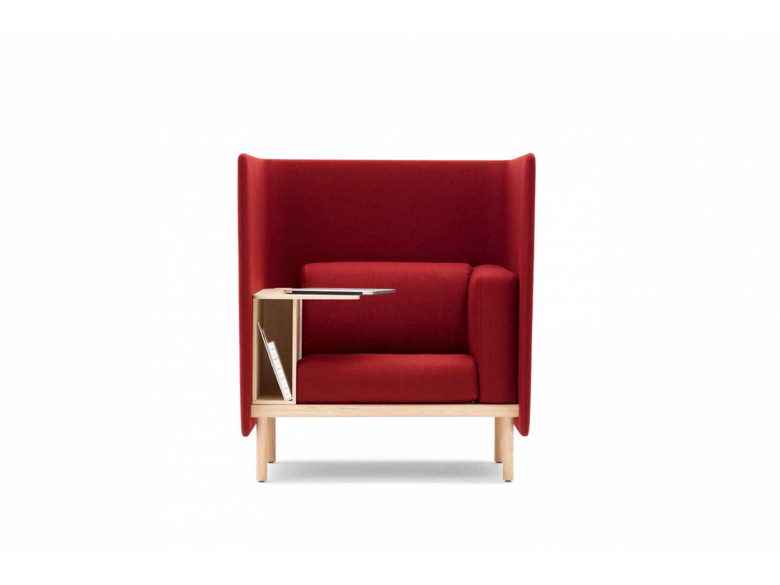 Das Worklounge-Konzept Floater umfasst Sofas und Sessel, die je nach Ausführung mit Ablagen, Boxen, Regalen und Stromanschlüssen ausgestattet sind. Uns gefällt der Einzelsessel mit hoher Rückenlehne, die dadurch zuhause zum Büro-Rückzugsort wird. Cor.