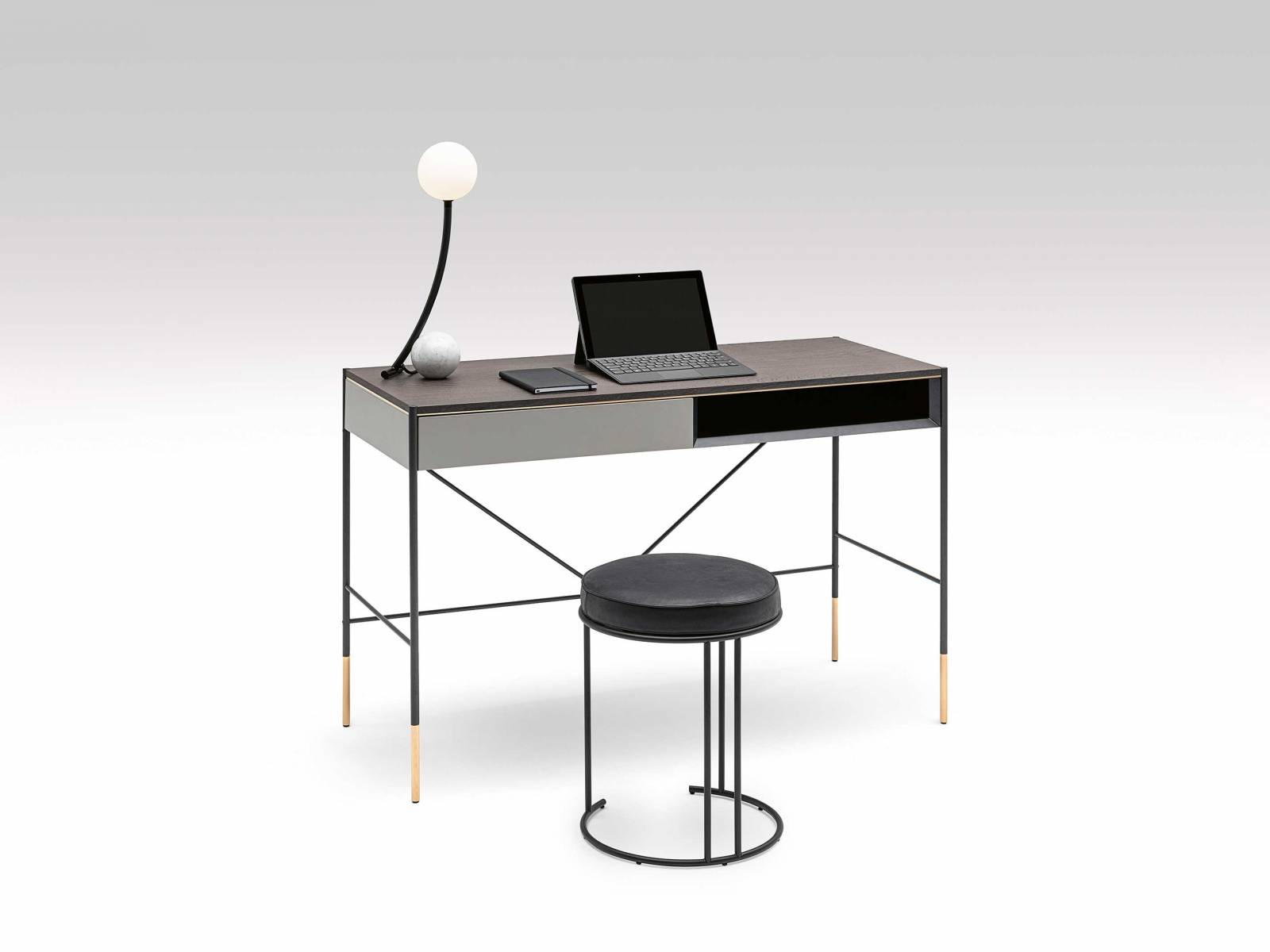 Schlicht und gleichzeitig bis ins kleinste Detail durchdacht ist der neue Schreibtisch «Era Scrittoio» von David Lopez Quincoces. Die geradlinigen Formen werden durch die Verwendung der Materialien in unterschiedlichen Ausführungen unterstrichen und setzen gleichzeitig optische Akzente. Living Divani.