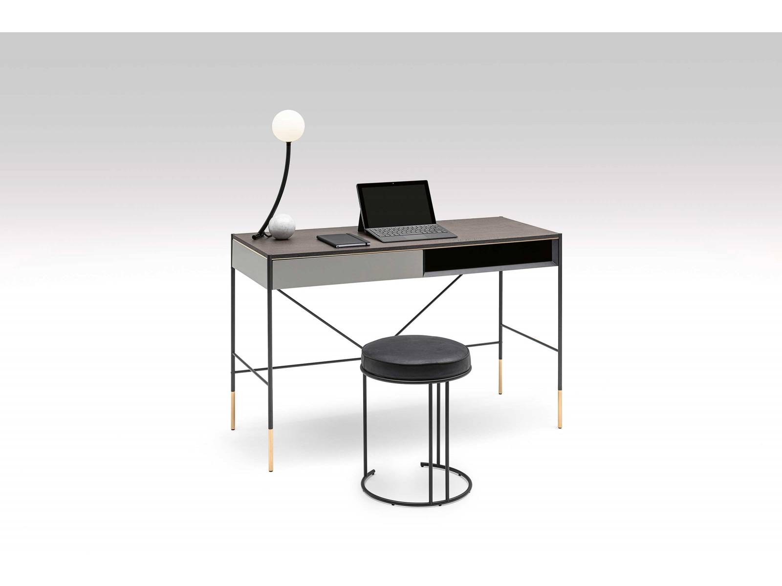 Schlicht und gleichzeitig bis ins kleinste Detail durchdacht ist der neue Schreibtisch «Era Scrittoio» von David Lopez Quincoces. Die geradlinigen Formen werden durch die Verwendung der Materialien in unterschiedlichen Ausführungen unterstrichen und setzen gleichzeitig optische Akzente. Living Divani.