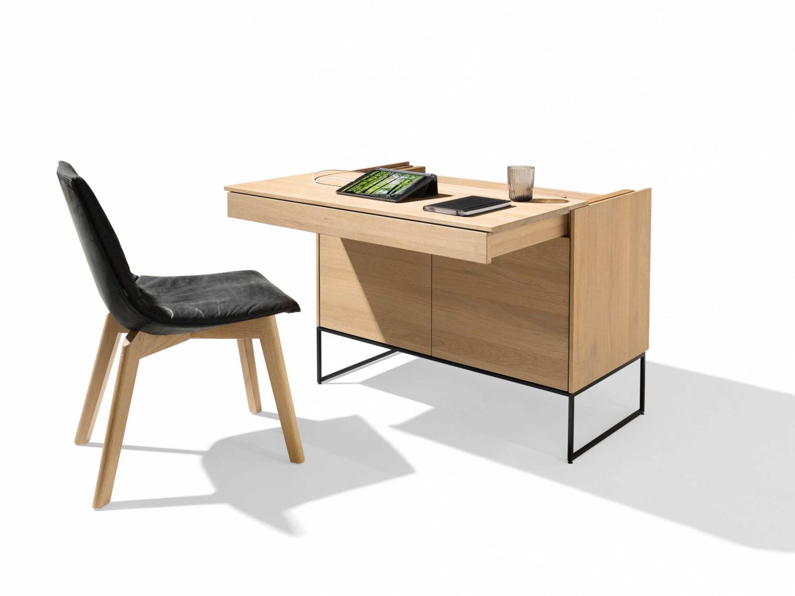 Ein raffiniertes Möbel ist «Filigno»: Die Schreibtischplatte lässt sich bei Nichtgebrauch nach hinten schieben, so dass sich der Sekretär in ein Stauraummöbel verwandelt. Unter der Platte stecken zahlreiche, technische Features wie USB-Anschluss, Steckdosen sowie Platz für Schreibstifte. In verschiedenen Holzarten erhältlich. Team7.