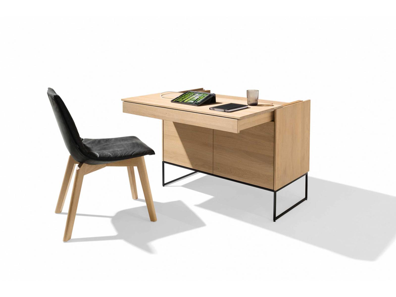 Ein raffiniertes Möbel ist «Filigno»: Die Schreibtischplatte lässt sich bei Nichtgebrauch nach hinten schieben, so dass sich der Sekretär in ein Stauraummöbel verwandelt. Unter der Platte stecken zahlreiche, technische Features wie USB-Anschluss, Steckdosen sowie Platz für Schreibstifte. In verschiedenen Holzarten erhältlich. Team7.