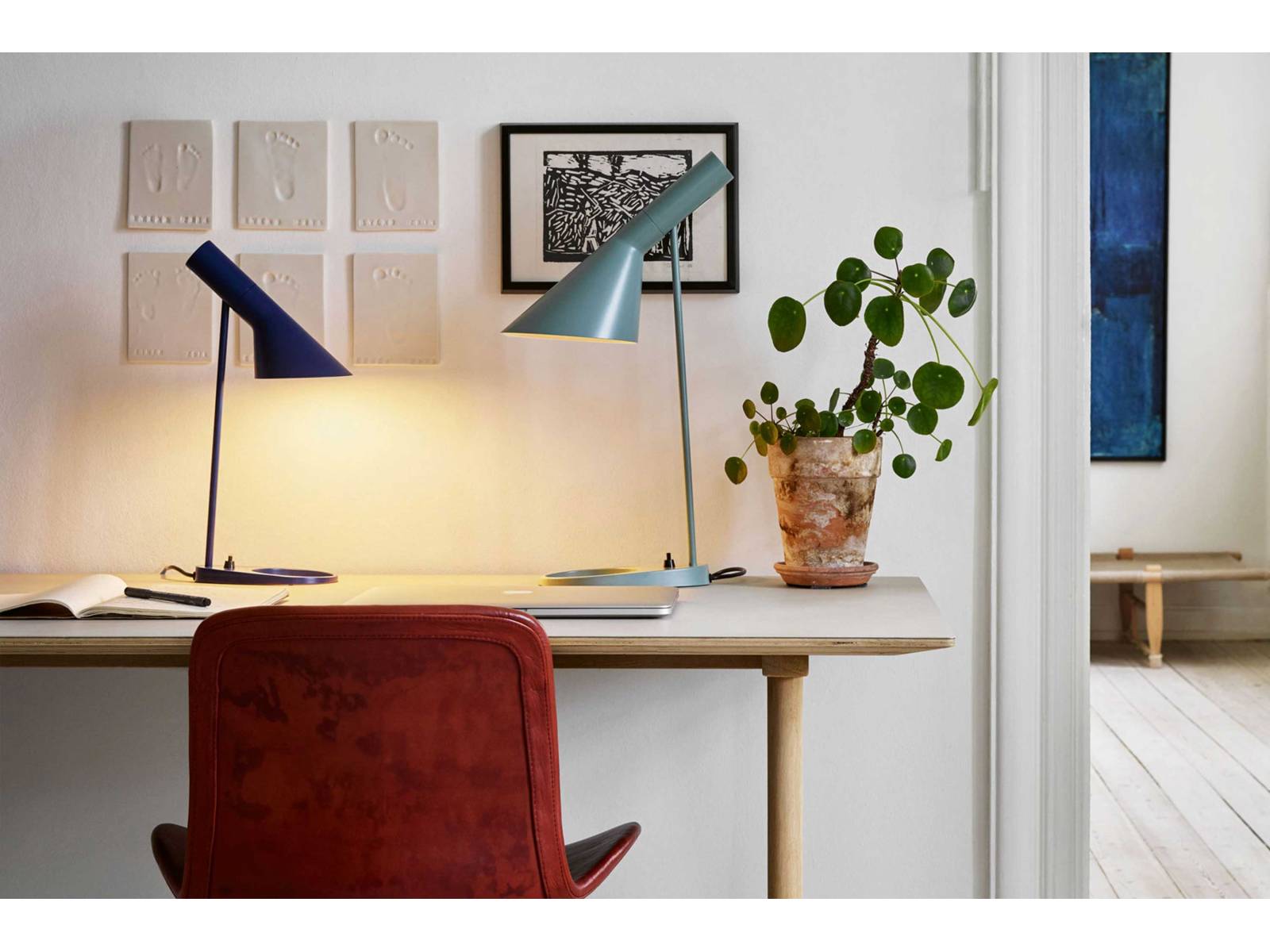 Die richtige Beleuchtung am Arbeitsplatz ist wichtiger als man denkt und unterstützt dabei, effizient arbeiten zu können. Die AJ-Tischleuchten gibt es in den zwei Versionen Mini und Midi sowie in zahlreichen Farben, unter anderem neu in Ultramarin, Blass Rosa sowie Original Grau. Louis Poulsen.