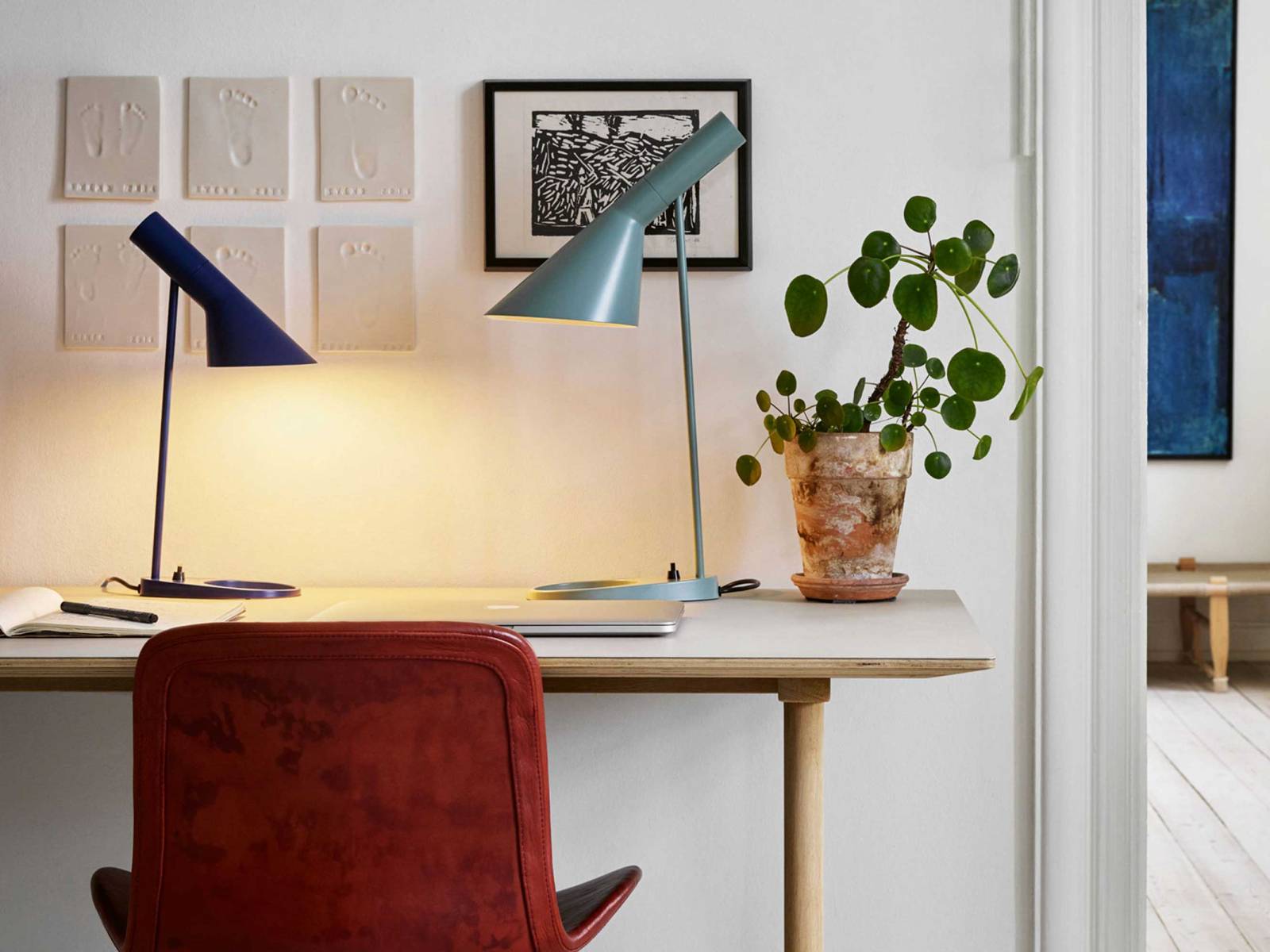 Die richtige Beleuchtung am Arbeitsplatz ist wichtiger als man denkt und unterstützt dabei, effizient arbeiten zu können. Die AJ-Tischleuchten gibt es in den zwei Versionen Mini und Midi sowie in zahlreichen Farben, unter anderem neu in Ultramarin, Blass Rosa sowie Original Grau. Louis Poulsen.