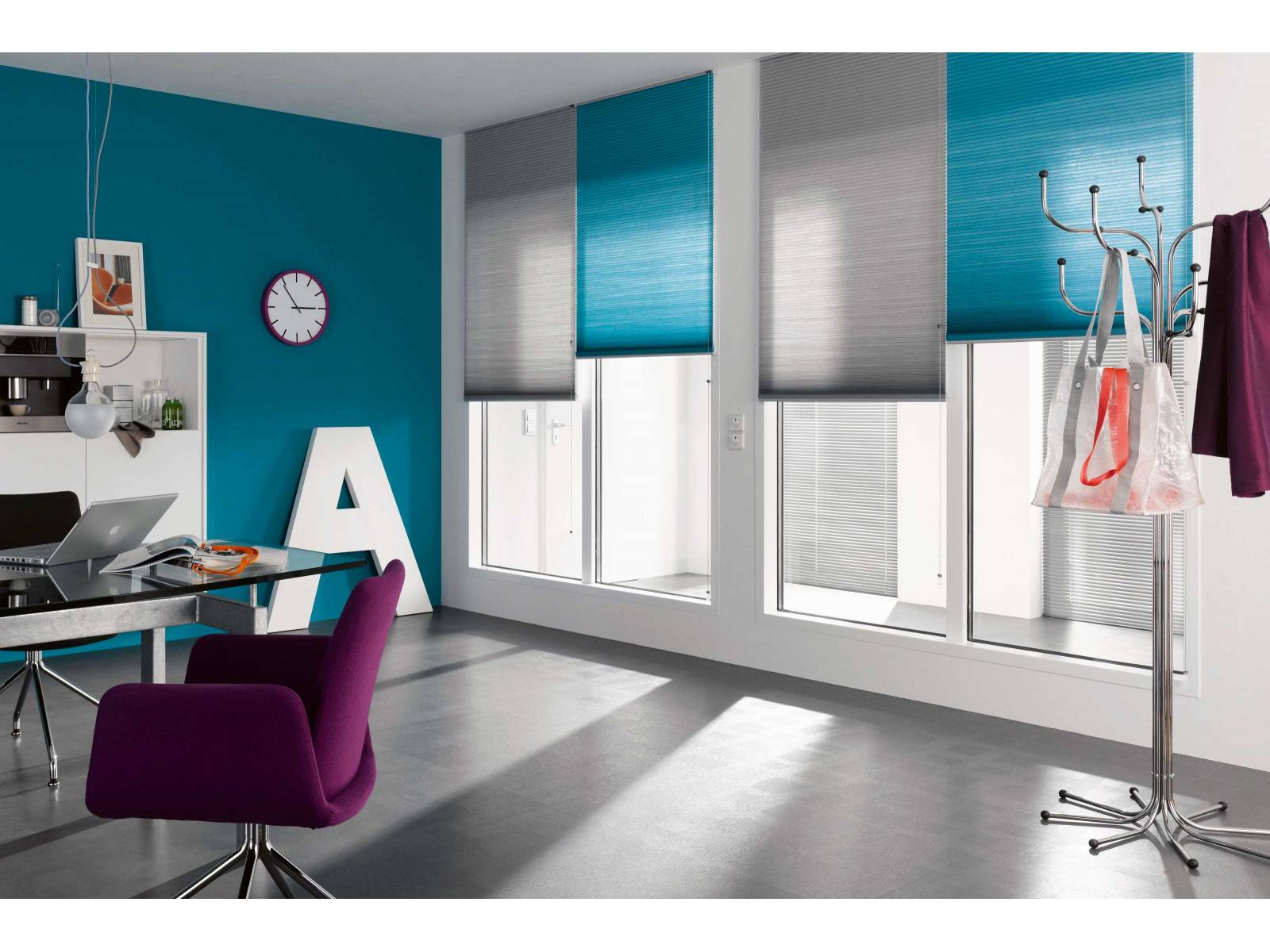 Die Wabenplissees sorgen dank ihrer Funktionen für konzentriertes Arbeiten, denn sie garantieren einen perfekten Blendschutz, fördern ein angenehmes Raumklima und tragen durch die schallabsorbierenden Eigenschaften zu einer besseren Akustik bei, was zum Beispiel bei Telefongesprächen von Vorteil ist. Duette.