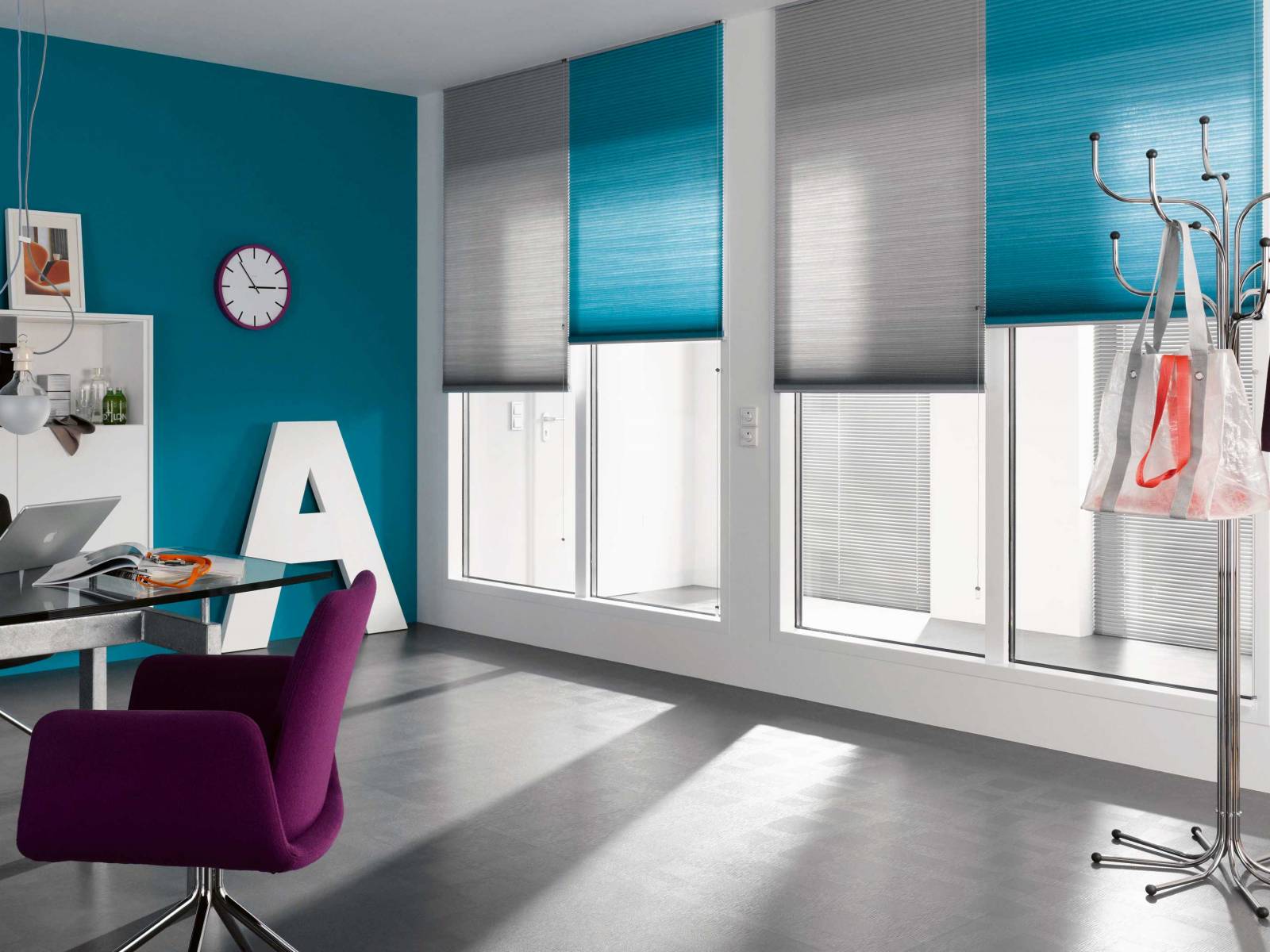 Die Wabenplissees sorgen dank ihrer Funktionen für konzentriertes Arbeiten, denn sie garantieren einen perfekten Blendschutz, fördern ein angenehmes Raumklima und tragen durch die schallabsorbierenden Eigenschaften zu einer besseren Akustik bei, was zum Beispiel bei Telefongesprächen von Vorteil ist. Duette.