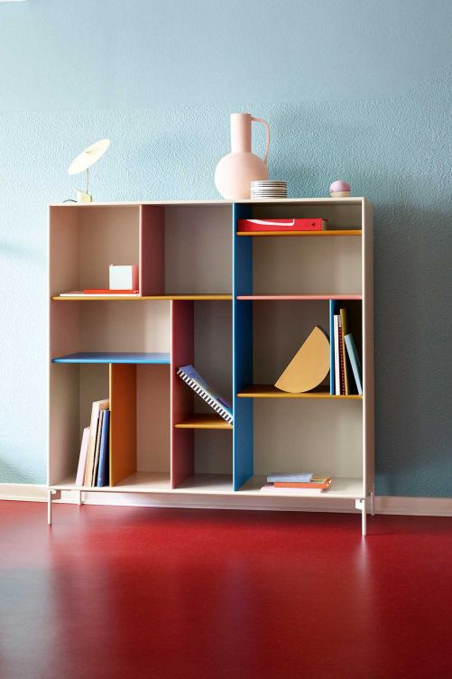 Die neue Serie Mega ist ein eigenständiges System und besteht aus neun vorkonfigurierten Designs, die in allen 42 zur Verfügung stehenden Farben erhältlich sind. Durch die Kombination ergibt sich ein leichtes, verspieltes System in einem fröhlichen und unbeschwerten Look. Montana.