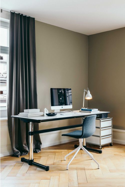 Das modulare System des Schweizer Unternehmens ist ein Dauerbrenner – zuhause und im Büro. Zusätzlich zum bewährten Regal- und Stauraumangebot gibt es auch Tische und Schreibtische, die je nach Bedarf individuell angepasst werden können. USM.