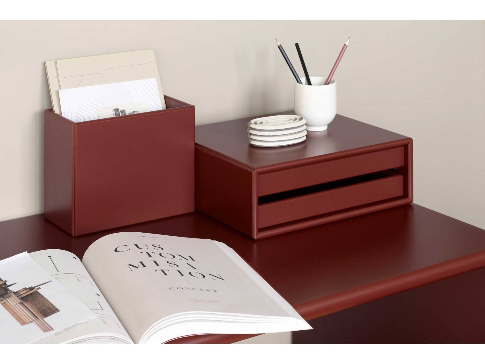 Das dänische Familienunternehmen erweitert sein Portfolio farbenfroher Modulmöbel um Konfigurationen und Accessoires für den heimischen Arbeitsplatz. Dazu zählen verschiedene Schreibtischmodule sowie die praktischen Organizer «Collect» und «Classify». Wählbar in stimmungsvollen Farbtönen wie «Masala», die in Zusammenarbeit mit der Textil- und Farbdesignerin Margrethe Odgaard entwickelt wurden. MONTANA.