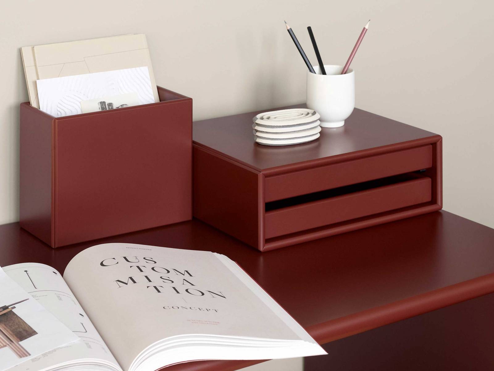 Das dänische Familienunternehmen erweitert sein Portfolio farbenfroher Modulmöbel um Konfigurationen und Accessoires für den heimischen Arbeitsplatz. Dazu zählen verschiedene Schreibtischmodule sowie die praktischen Organizer «Collect» und «Classify». Wählbar in stimmungsvollen Farbtönen wie «Masala», die in Zusammenarbeit mit der Textil- und Farbdesignerin Margrethe Odgaard entwickelt wurden. MONTANA.