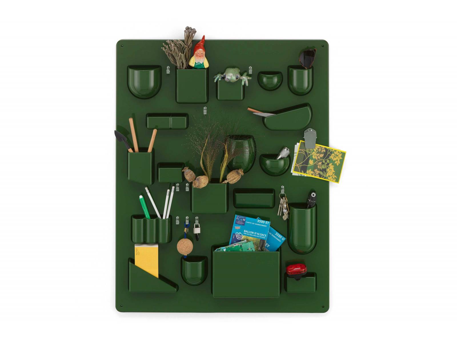 Mit Behältern unterschiedlicher Form und Grösse, mit Metallhaken und -klammern, schafft «Uten.Silo» Ordnung in vielen Lebensbereichen, allen voran am Arbeitsplatz. Erhältlich ist es als «Uten.Silo I» in der Originalgrösse von 1969 oder in der kleineren Version «Uten.Silo II» von 1970. In den Farben Black, Horizon Blue, Japanese Red, White oder im hier gezeigten Grünton Ivy. Design: Dorothee Becker. VITRA.