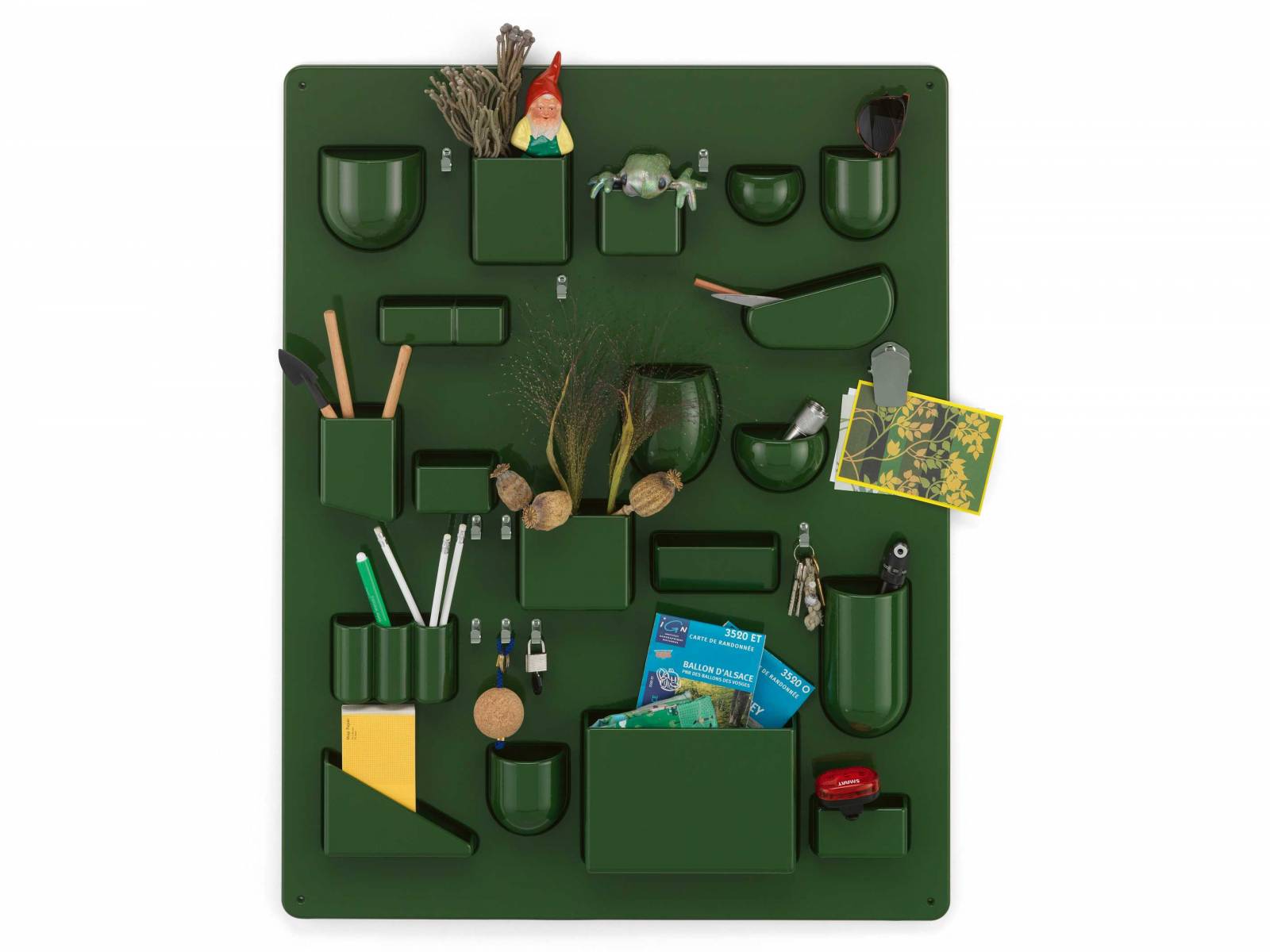 Mit Behältern unterschiedlicher Form und Grösse, mit Metallhaken und -klammern, schafft «Uten.Silo» Ordnung in vielen Lebensbereichen, allen voran am Arbeitsplatz. Erhältlich ist es als «Uten.Silo I» in der Originalgrösse von 1969 oder in der kleineren Version «Uten.Silo II» von 1970. In den Farben Black, Horizon Blue, Japanese Red, White oder im hier gezeigten Grünton Ivy. Design: Dorothee Becker. VITRA.