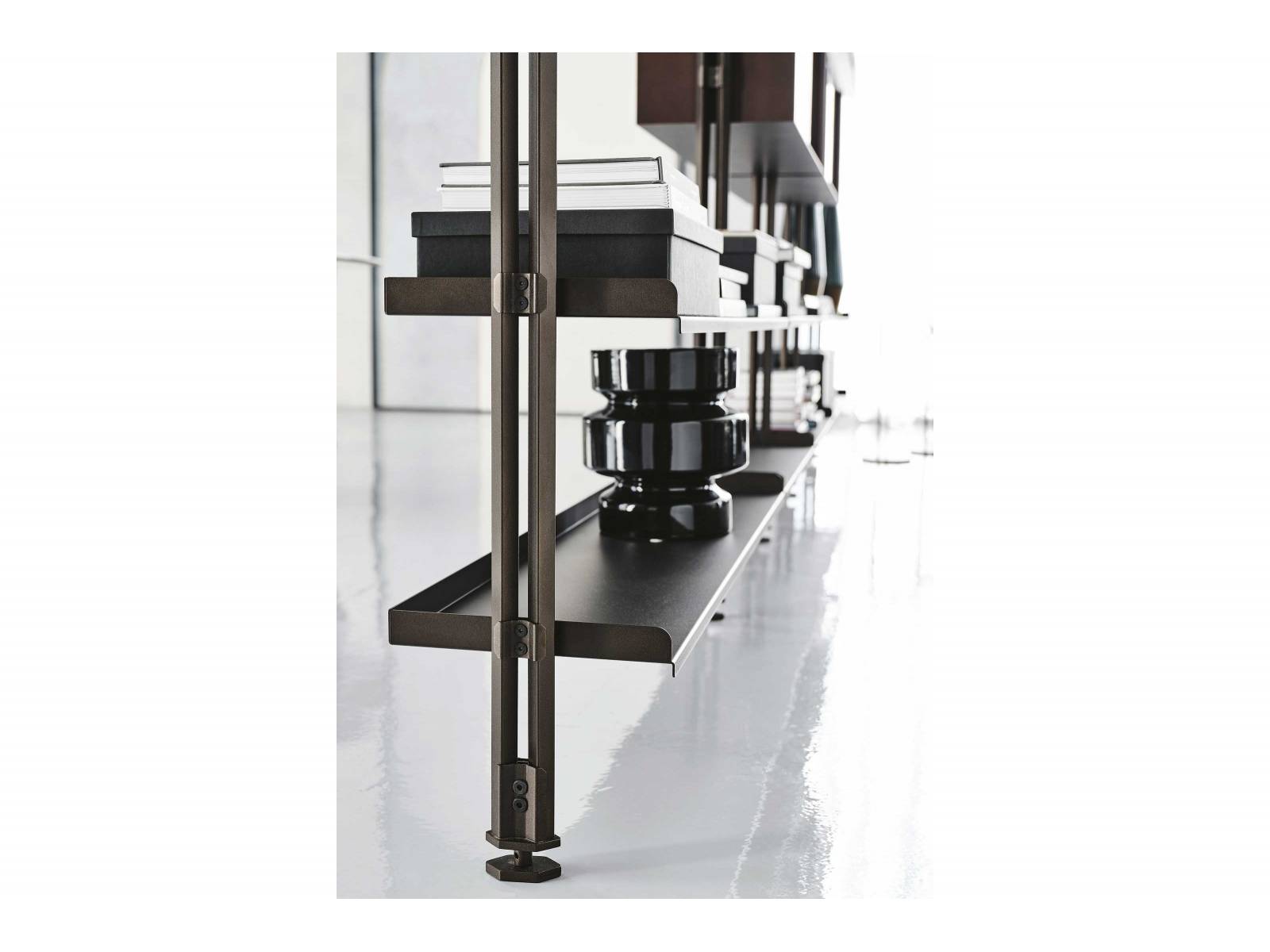 «Freeway» von Giorgio Cattelan macht seinem Namen alle Ehre. Das individuell gestaltbare Einrichtungssystem ist ein modernes Wand- oder Deckenregal, das wahlweise auch über Eck montiert werden kann. Die variablen Längen der Regalböden und Behälter ermöglichen unregelmässige Kompositionen, um «Freeway» perfekt an die Abmessungen des jeweiligen Raumes anzupassen. CATTELAN ITALIA.