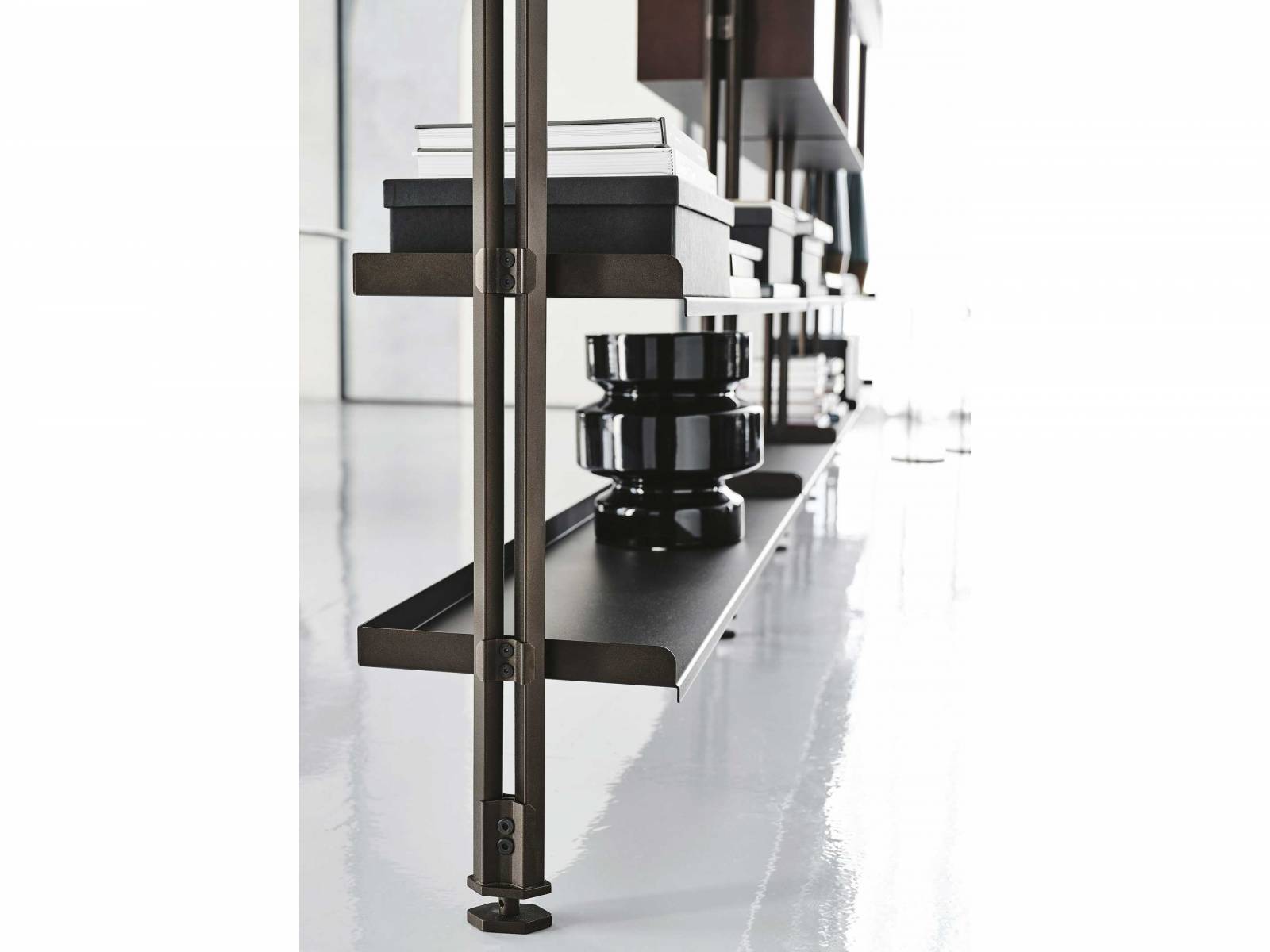 «Freeway» von Giorgio Cattelan macht seinem Namen alle Ehre. Das individuell gestaltbare Einrichtungssystem ist ein modernes Wand- oder Deckenregal, das wahlweise auch über Eck montiert werden kann. Die variablen Längen der Regalböden und Behälter ermöglichen unregelmässige Kompositionen, um «Freeway» perfekt an die Abmessungen des jeweiligen Raumes anzupassen. CATTELAN ITALIA.