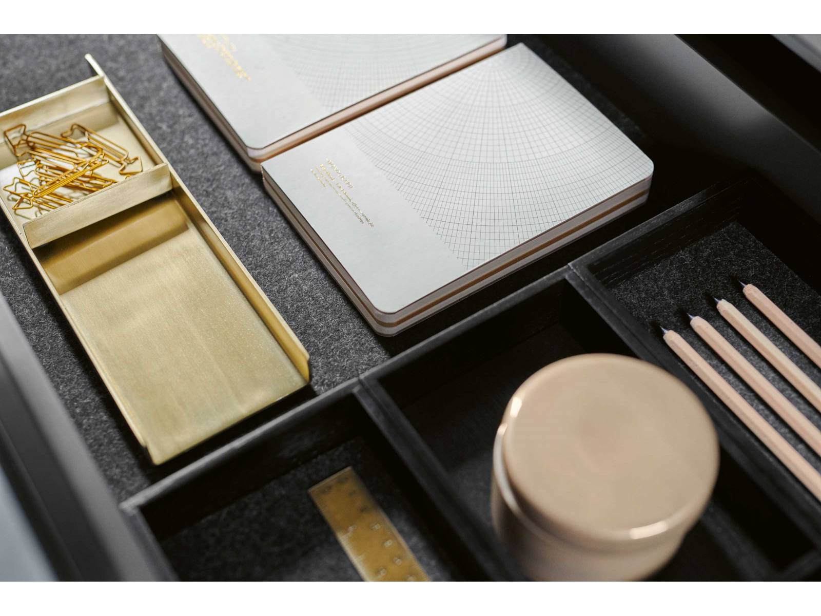 Wer zuhause nicht nur wohnt, sondern auch arbeitet, braucht flexible Stauraumlösungen, die optisch eine gewisse Abgrenzung ermöglichen. Mit ein paar Handgriffen lassen sich Arbeits- und Schreibtischutensilien in die flexibel arrangierbaren Schalen der Schubladeneinsätze für die Möbelsysteme «Soma» und «Alea» verräumen. Dort sind sie jederzeit griffbereit, doch aus dem Blickfeld verbannt. KETTNAKER.