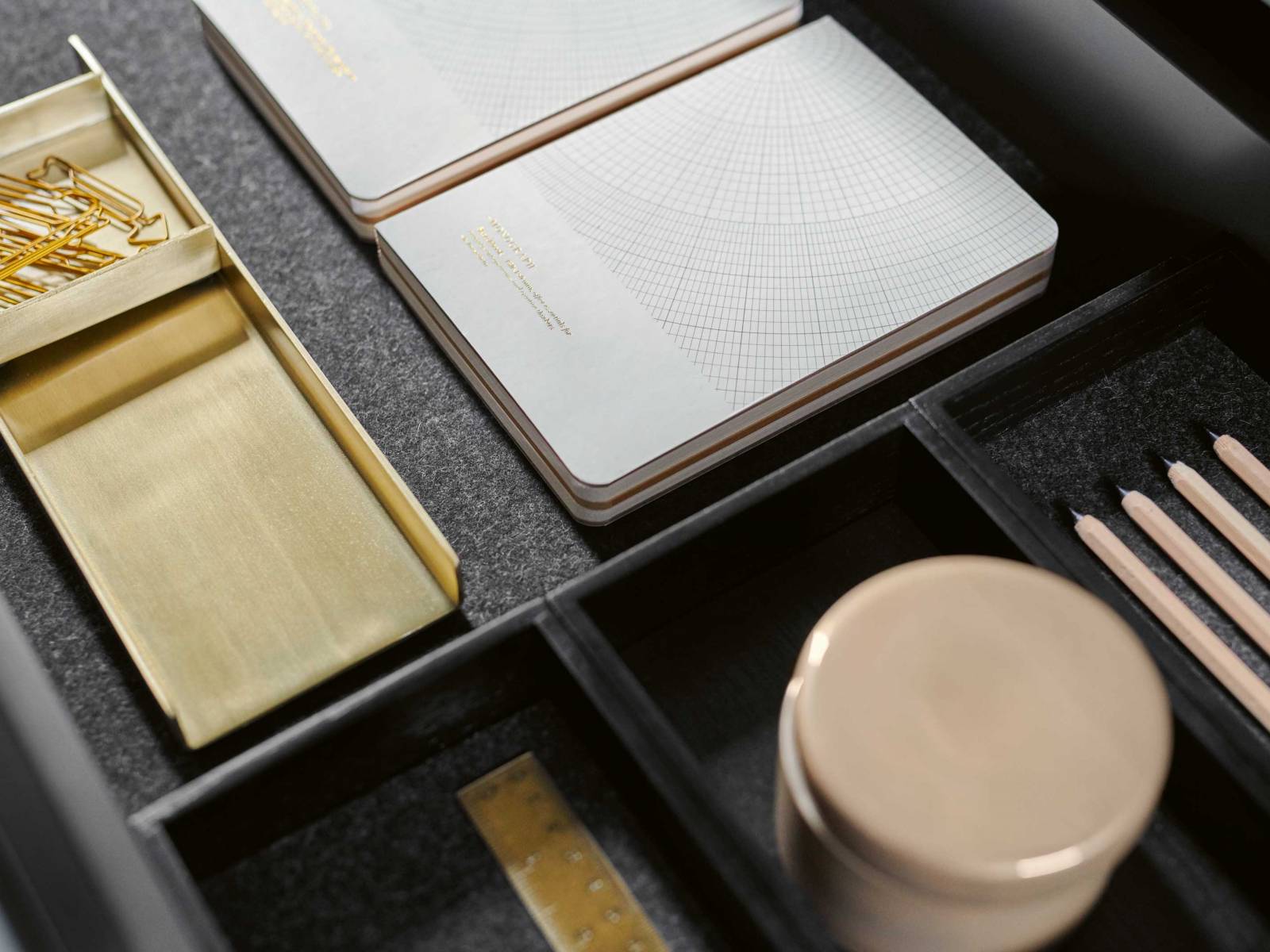 Wer zuhause nicht nur wohnt, sondern auch arbeitet, braucht flexible Stauraumlösungen, die optisch eine gewisse Abgrenzung ermöglichen. Mit ein paar Handgriffen lassen sich Arbeits- und Schreibtischutensilien in die flexibel arrangierbaren Schalen der Schubladeneinsätze für die Möbelsysteme «Soma» und «Alea» verräumen. Dort sind sie jederzeit griffbereit, doch aus dem Blickfeld verbannt. KETTNAKER.