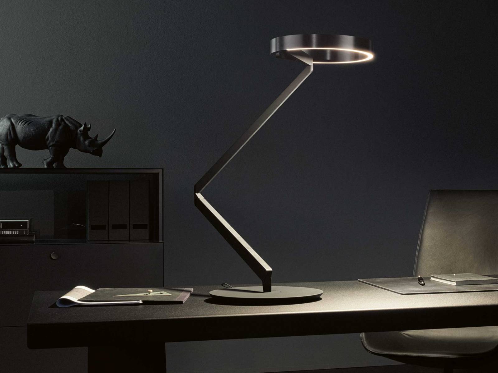 «Gioia Equilibrio» macht ihrem Namen alle Ehre, denn ihre Gestalt und ihr Auftreten sind ganz dem Gleichgewicht — auf Italienisch «Equilibre» — gewidmet: Der charakteristische Leuchtenkopf tanzt ohne Anschlag frei beweglich auf dem Körper und auch die Leuchte an sich kann in alle Richtungen rundum und in der Höhe frei bewegt werden. Die Tischleuchte der neuen Serie «Mito Gioia» ist ab Oktober erhältlich und kann bereits vorbestellt werden. OCCHIO.