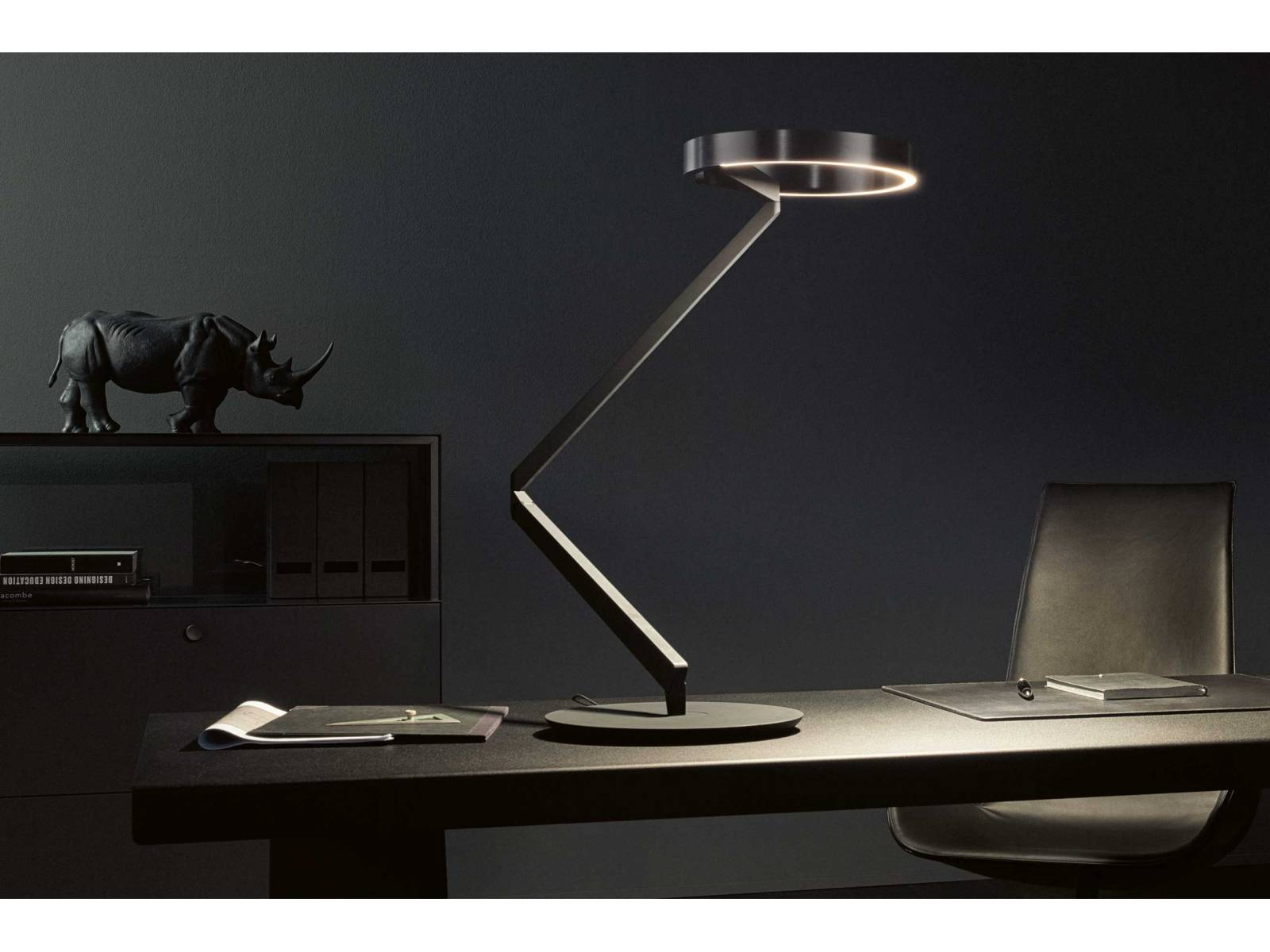 «Gioia Equilibrio» macht ihrem Namen alle Ehre, denn ihre Gestalt und ihr Auftreten sind ganz dem Gleichgewicht — auf Italienisch «Equilibre» — gewidmet: Der charakteristische Leuchtenkopf tanzt ohne Anschlag frei beweglich auf dem Körper und auch die Leuchte an sich kann in alle Richtungen rundum und in der Höhe frei bewegt werden. Die Tischleuchte der neuen Serie «Mito Gioia» ist ab Oktober erhältlich und kann bereits vorbestellt werden. OCCHIO.