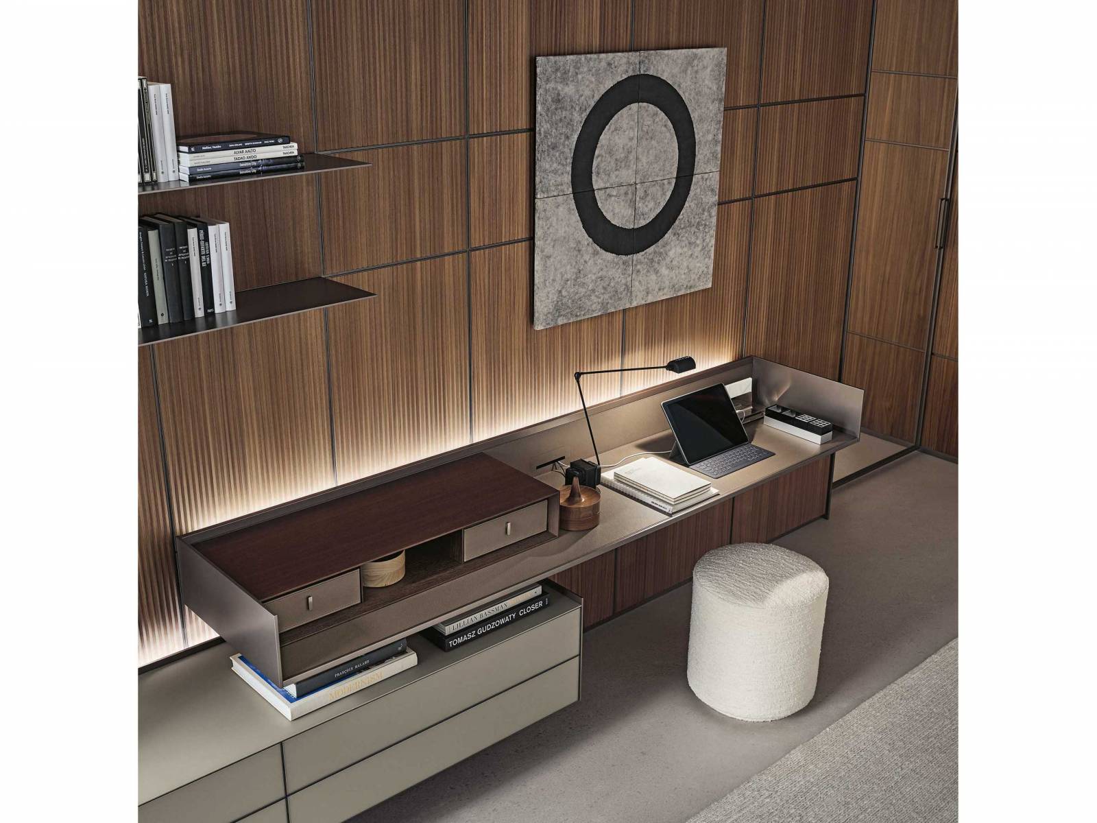 Als wandhängende Komposition oder integriert in die Wandverkleidung «Modulor» bietet das wandlungsfähige System «Self Plan» je nach gewünschter Funktionalität verschiedene Ausstattungslösungen. In der Schreibtischversion ist es mit einem zusätzlichen Fach erhältlich, das frei auf der Arbeitsplatte platziert und mit Schubladen kombiniert werden kann. Mit optionalem Kabelkanal für Notebooks, Handys oder Tischleuchten. RIMADESIO.