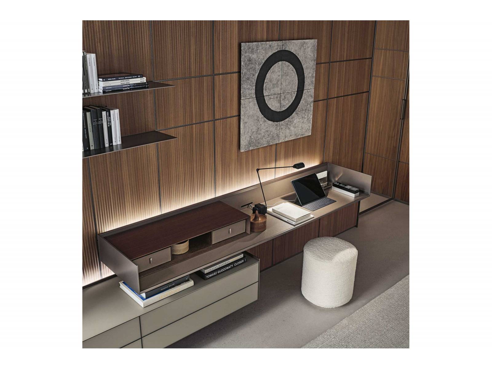 Als wandhängende Komposition oder integriert in die Wandverkleidung «Modulor» bietet das wandlungsfähige System «Self Plan» je nach gewünschter Funktionalität verschiedene Ausstattungslösungen. In der Schreibtischversion ist es mit einem zusätzlichen Fach erhältlich, das frei auf der Arbeitsplatte platziert und mit Schubladen kombiniert werden kann. Mit optionalem Kabelkanal für Notebooks, Handys oder Tischleuchten. RIMADESIO.