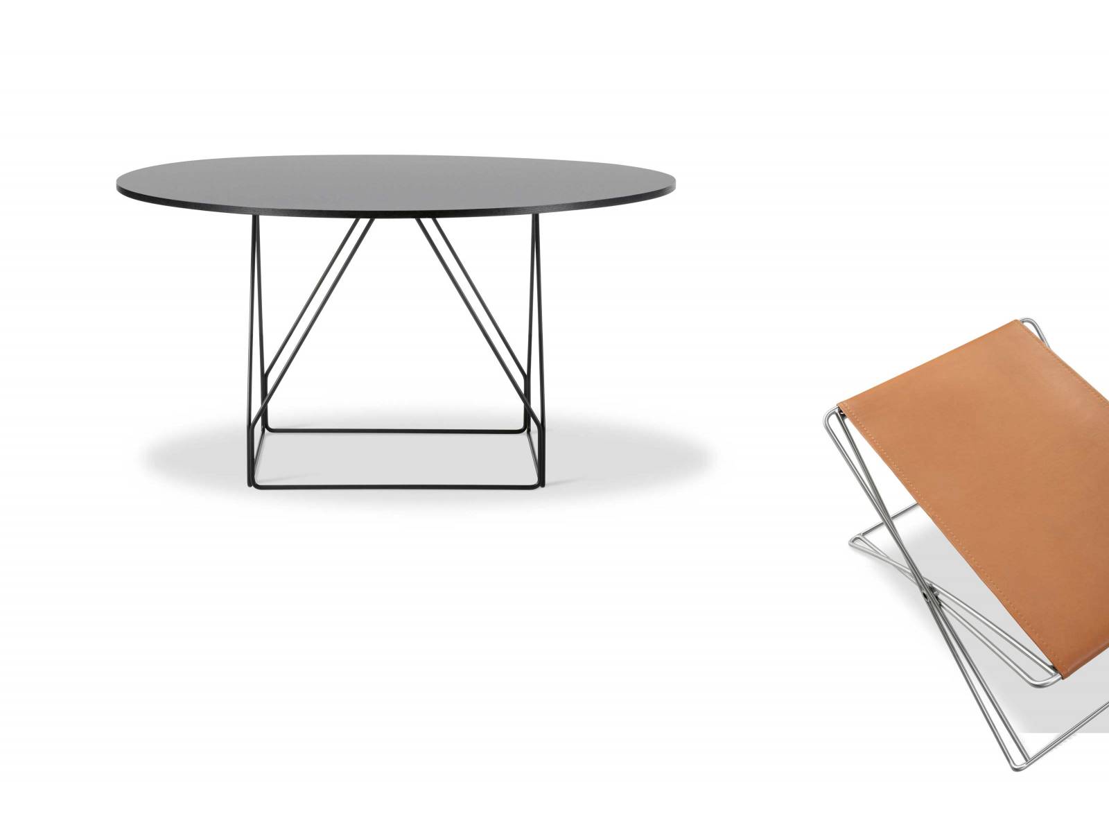 Die Entwürfe des Designers Jørgen Gammelgaard sind zeitlose Klassiker von raffinierter Ästhetik. Mit dem «JG Folding Stool» und dem «JG Table» werden nun zwei seiner Ikonen aus den 1970er-Jahren zu neuem Leben erweckt — ein formschönes Duo, das trotz seiner grazilen Erscheinung äusserst stabil ist. Tisch und Stuhl sind in verschiedenen Ausführungen erhältlich, die Tischplatte beispielsweise in runder oder eckiger Form. FREDERICIA.