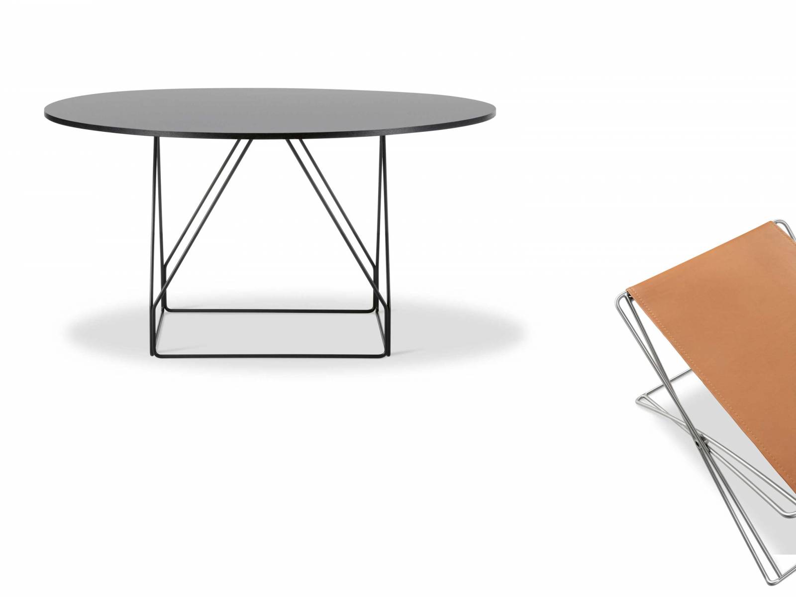 Die Entwürfe des Designers Jørgen Gammelgaard sind zeitlose Klassiker von raffinierter Ästhetik. Mit dem «JG Folding Stool» und dem «JG Table» werden nun zwei seiner Ikonen aus den 1970er-Jahren zu neuem Leben erweckt — ein formschönes Duo, das trotz seiner grazilen Erscheinung äusserst stabil ist. Tisch und Stuhl sind in verschiedenen Ausführungen erhältlich, die Tischplatte beispielsweise in runder oder eckiger Form. FREDERICIA.