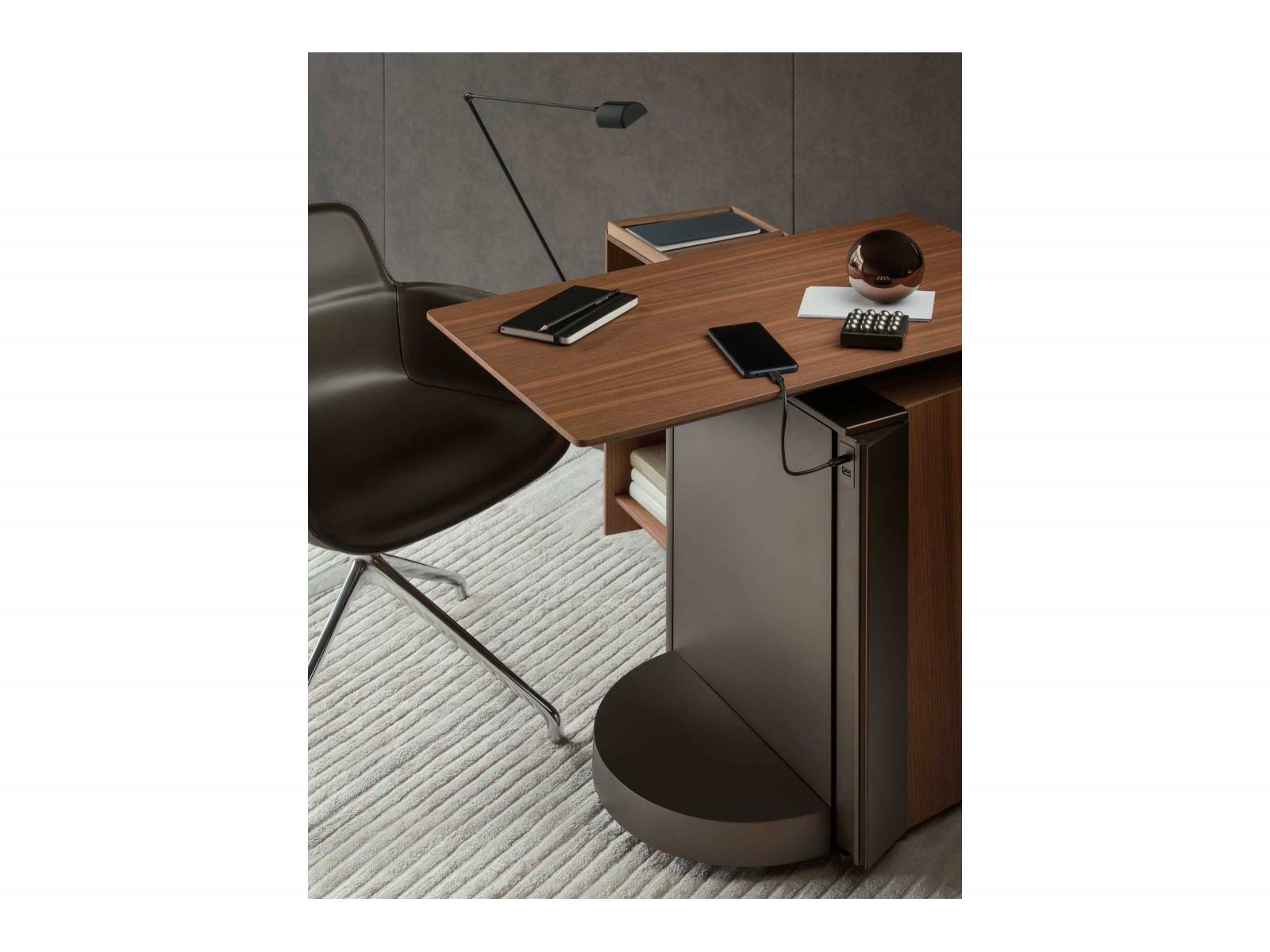 Die mobile Workstation «Touch Down Unit» eignet sich fürs Grossraumbüro wie auch für das Homeoffice. Für Letzteres präsentiert sich die höhenverstellbare Arbeitsstation in einer Kombination aus Canaletto Walnuss und Leder, die den warmen und wohnlichen Charakter unterstreicht. Weitere Merkmale sind eine kompakte Form mit rechteckiger Arbeitsplatte sowie einer Stauraumbasis mit technischen Features. Design: Studio Klass. UNIFOR.