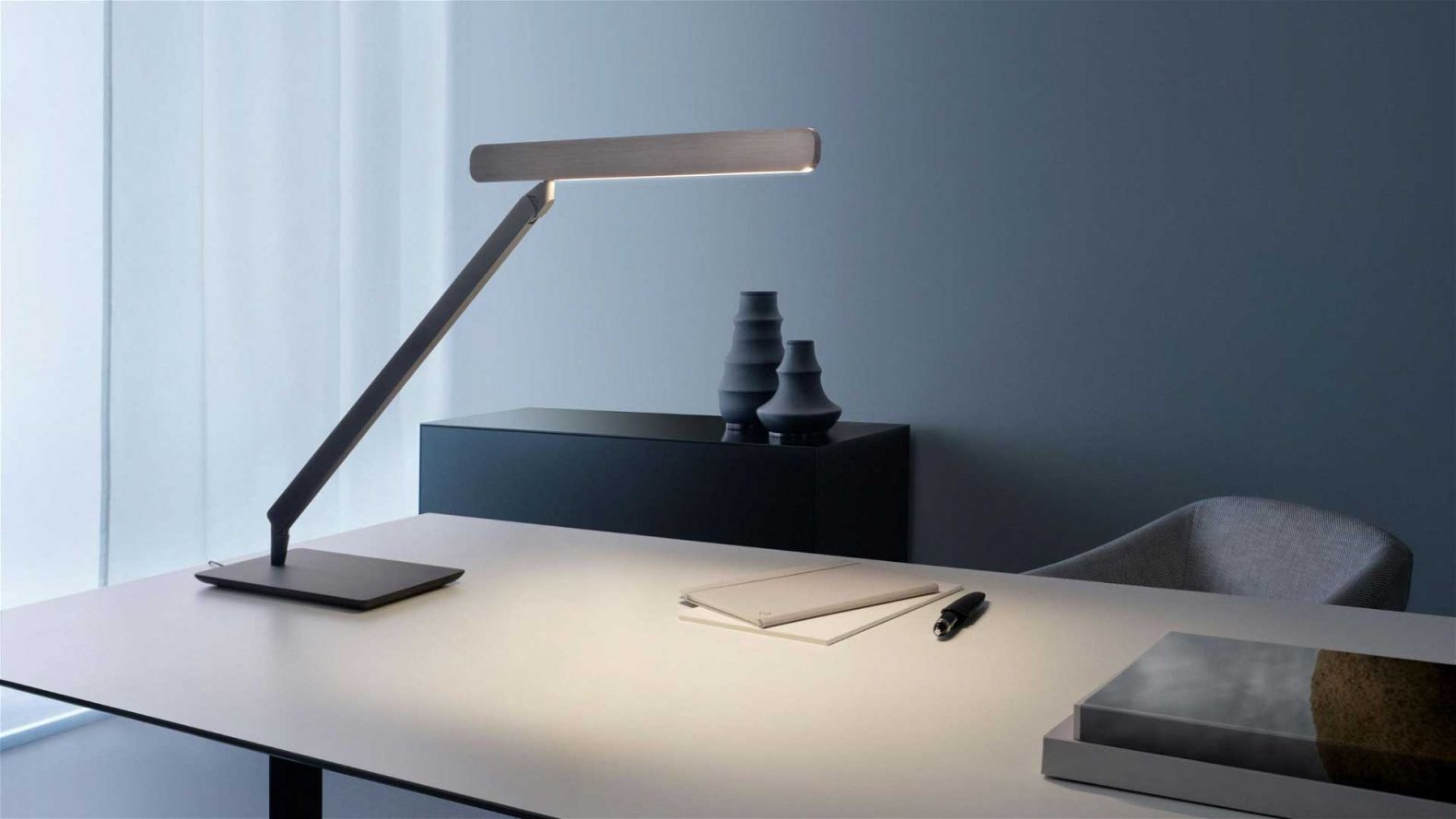 Markant, geradlinig und beweglich vereint die Tischleuchtenserie «Taglio» eine klare Formensprache mit hohem Bedienkomfort. Der lineare Leuchtenkopf ist um 360 Grad drehbar und bietet dadurch eine hohe Flexibilität beim Arbeiten und Lesen. Für die beiden Versionen «Taglio tavolo» und «Taglio tavolo fix» sind die Materialien und Farben frei wählbar. OCCHIO.COM