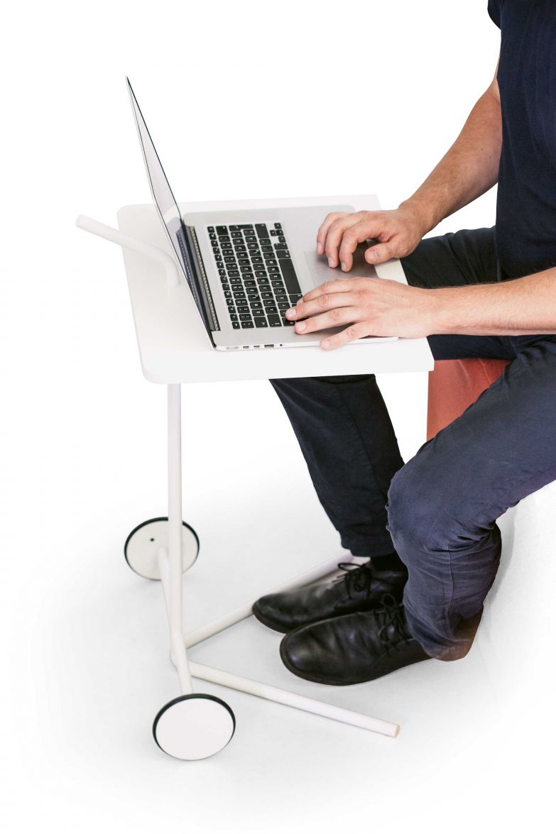Flexibles Arbeiten par excellence ermöglicht dieser mobile und höhen-verstellbare Trolley, indem er Sofa, Sessel oder Hocker ruckzuck in einen temporären Arbeitsplatz verwandelt. «Bond» gehört zur gleichnamigen Serie an Beistell- und Laptoptischen, entworfen vom Designduo Aust & Amelung. COR.DE