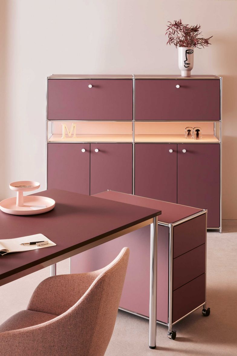 Ein individuell gestalteter Arbeitsplatz ist nur einer von vielen Vorzügen, die das Homeoffice mit sich bringt. Das modulare Regalsystem «Celton», das aus präzisen und verchromten Feinguss-Verbindungselementen besteht und sich durch klare Konturen und Stabilität auszeichnet, lässt dabei keine Wünsche offen. MAB-MOEBEL.CH