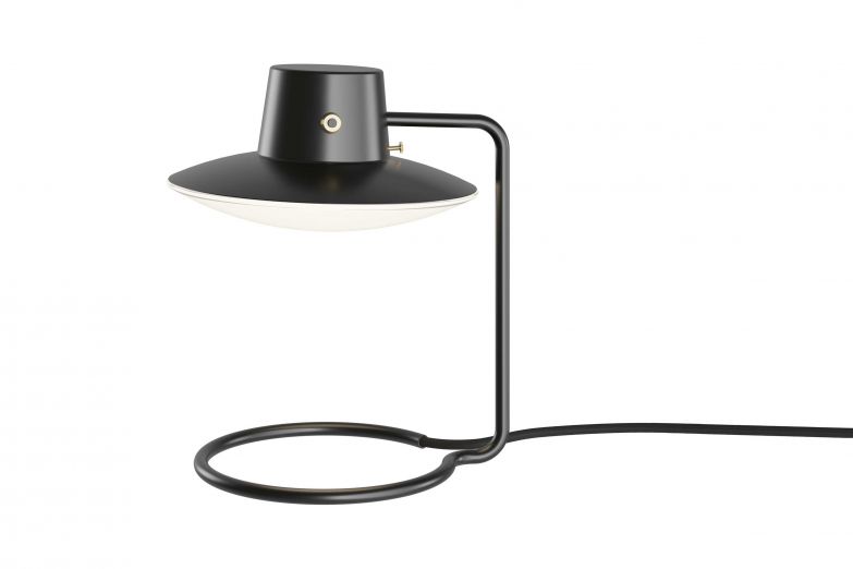 Der dänische Desig-ner und Architekt Arne Jacobsen entwarf in den 1960er-Jahren nicht nur das modernistische St. Catherine’s College in Oxford, sondern auch einen Grossteil der Inneneinrichtung. Darunter die Tischleuchte «AJ Oxford», die nun in mehreren Ausführungen erhältlich ist, jedoch mit einem schlanken, grafischen Ausdruck dem ursprünglichen Design treu bleibt. LOUISPOULSEN.COM