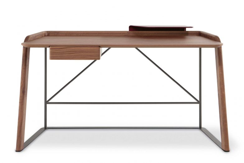 Die Tischplatte aus Holz vom Schwarznussbaum in Kombination mit dem eleganten Gestell aus Metall machen «Scriba» zu einem solch exklusiven Schreibtisch, dass es fast zu schade wäre, an ihm zu arbeiten. Aber eben nur fast. Design: Mauro Lipparini. BONALDO.COM