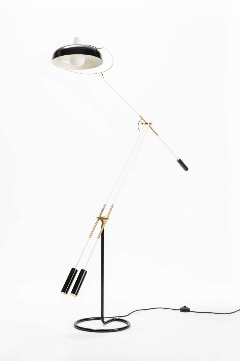 Man kann sie in alle Richtungen drehen und wenden; «Movalux» war bereits vor über 75 Jahren eine perfekt ausbalancierte, filigrane Leuchte nach dem Entwurf von Gian Franco Legler. Und auch heute, als Mitglied der «CH50»-Kollektion, überzeugt sie als elegante Stehleuchte aus Aluminium, Messing und lackiertem Stahl. SCHAETTI-LEUCHTEN.CH