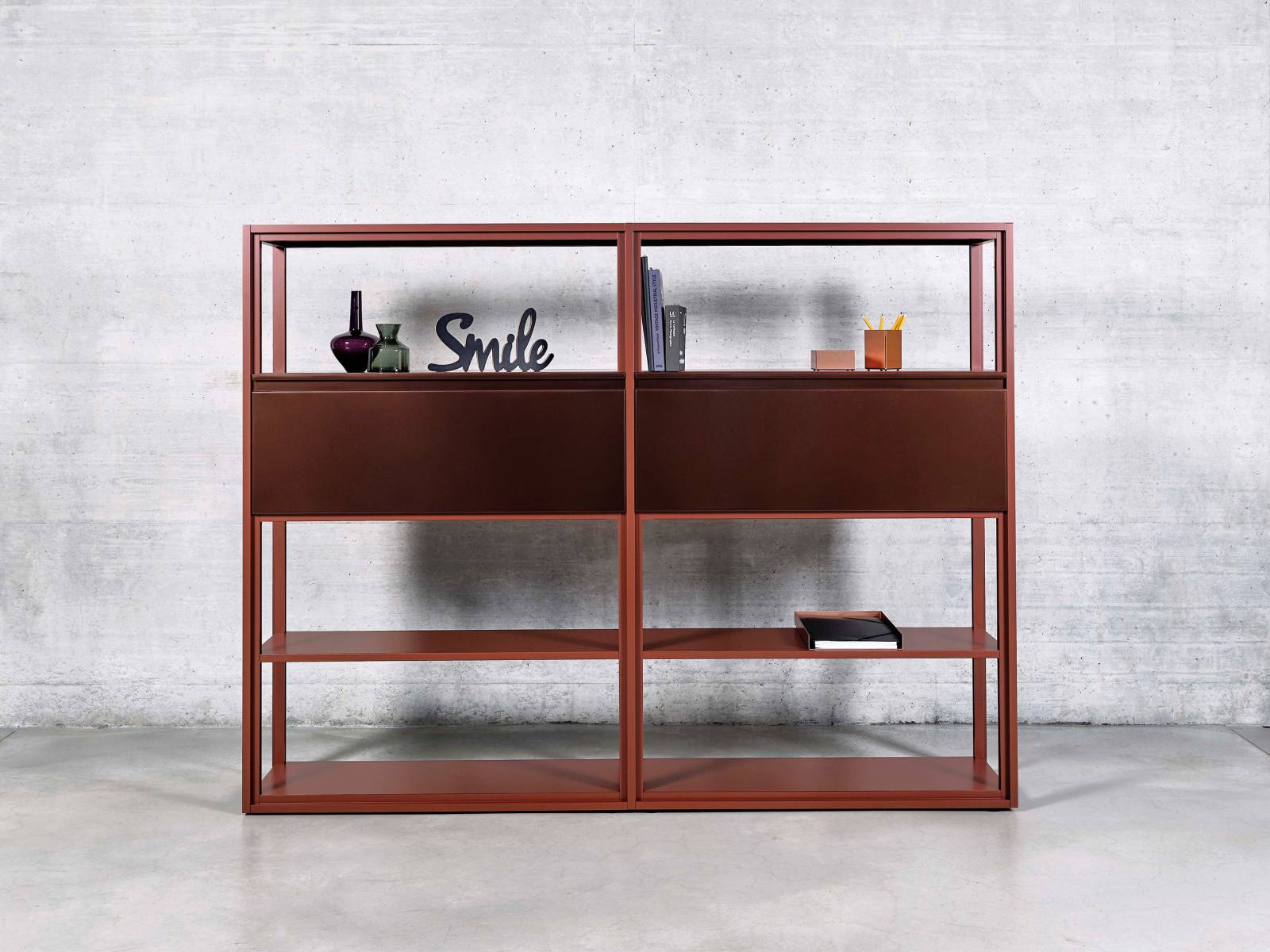 «Teta» ist nicht einfach ein klassisches Büromöbel, sondern ein Raumstrukturierungssystem, das dank einem eigens dafür entwickelten Verbindungssystem bedürfnisgerecht konstruiert werden kann. Es vereint verschiedene Materialien wie Stahlblech, Holz, Akustikelemente und beschreibbare Oberflächen. Bigla Office.