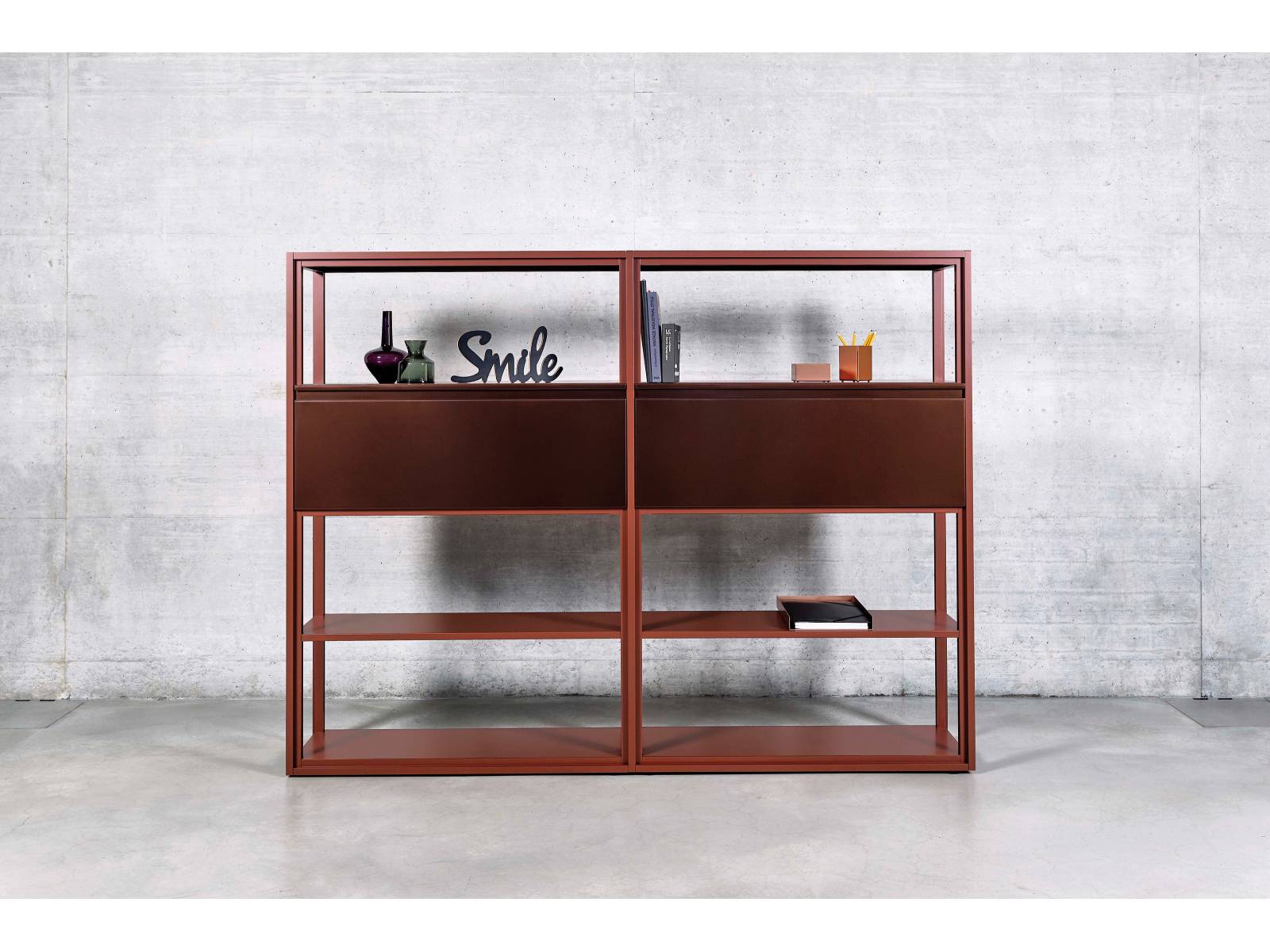 «Teta» ist nicht einfach ein klassisches Büromöbel, sondern ein Raumstrukturierungssystem, das dank einem eigens dafür entwickelten Verbindungssystem bedürfnisgerecht konstruiert werden kann. Es vereint verschiedene Materialien wie Stahlblech, Holz, Akustikelemente und beschreibbare Oberflächen. Bigla Office.