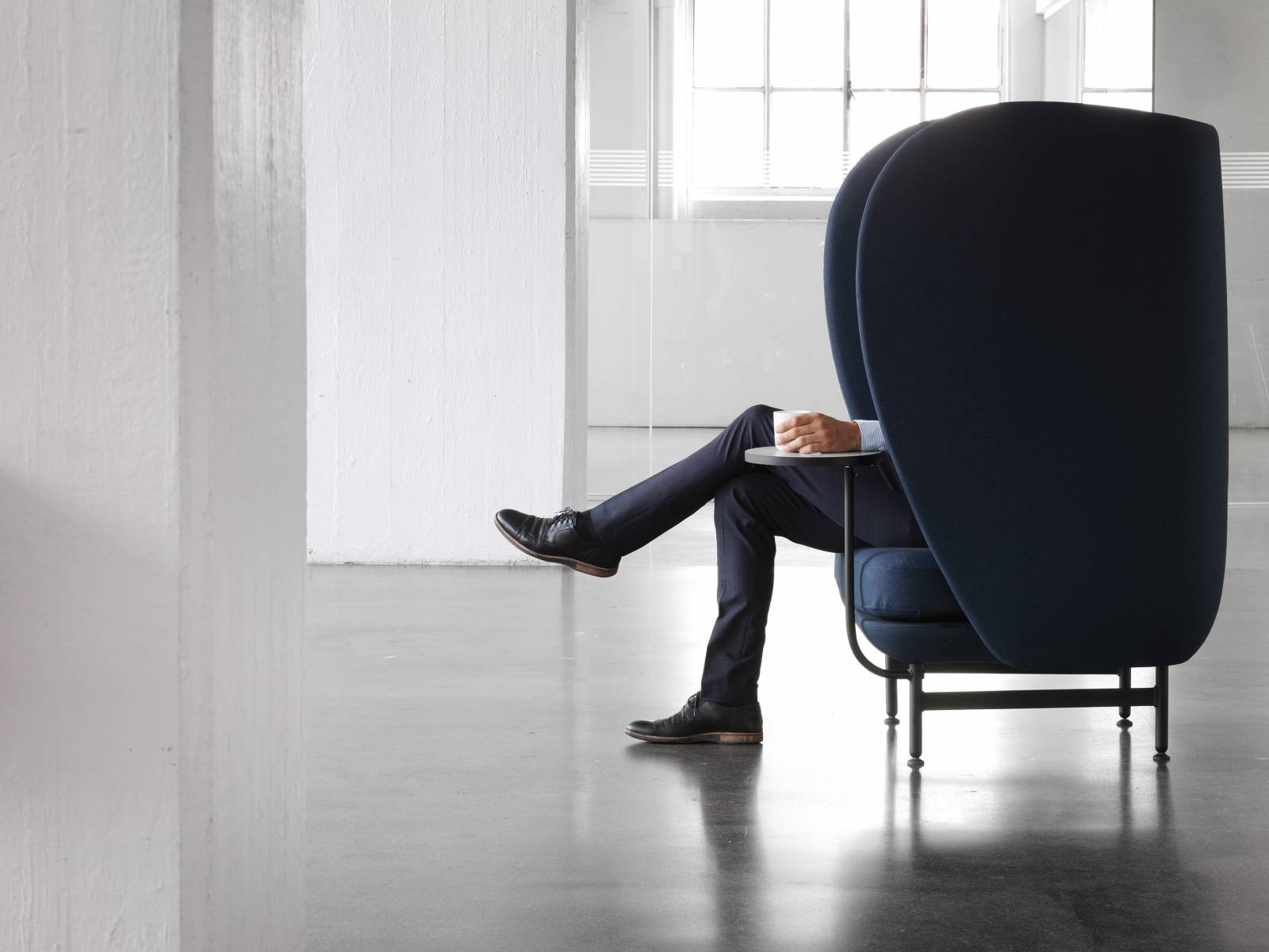 Einfach mal abschalten und runterfahren, selbst wenn rundherum der Sturm tobt… Das geht ganz einfach im neuen Einzelsessel von Jaime Hayon, der die bereits bestehende «Plenum»-Kollektion komplettiert. Zusätzlich zur hohen Rückenlehne und zum festmontierten Tisch bietet der Sessel Funktionen wie Netzstecker und USB-Anschlüsse. Fritz Hansen.