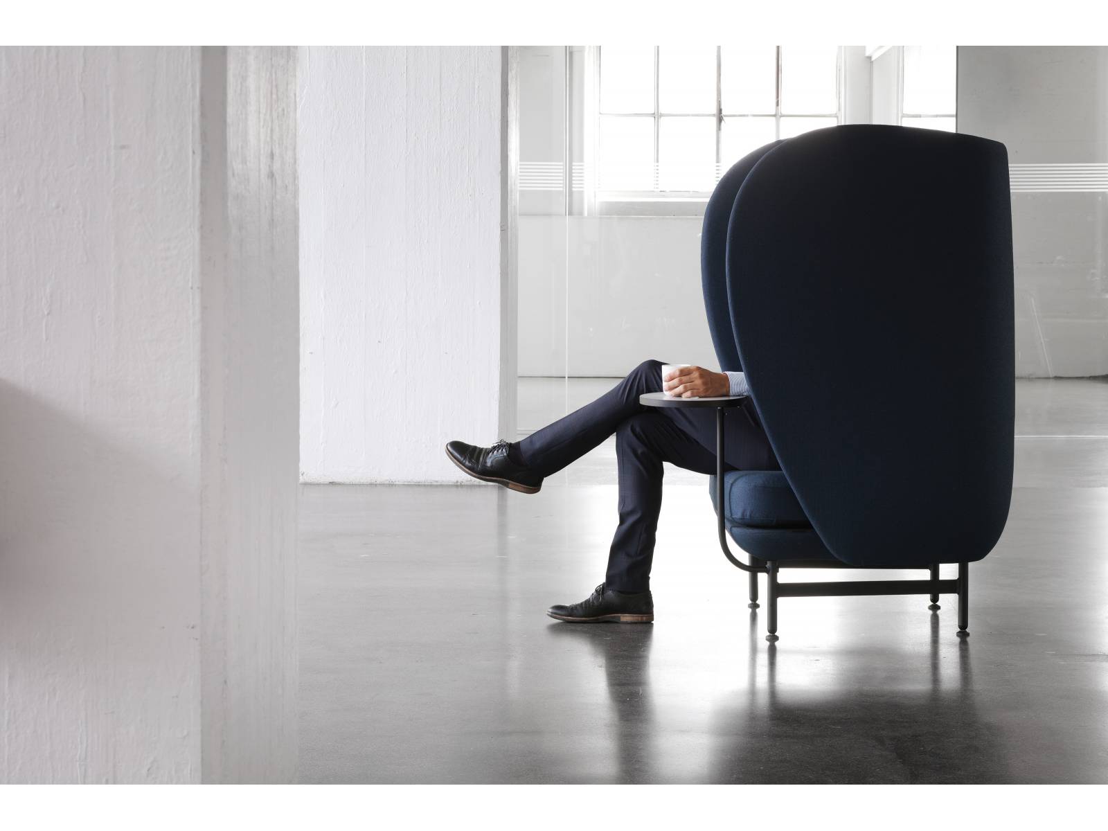 Einfach mal abschalten und runterfahren, selbst wenn rundherum der Sturm tobt… Das geht ganz einfach im neuen Einzelsessel von Jaime Hayon, der die bereits bestehende «Plenum»-Kollektion komplettiert. Zusätzlich zur hohen Rückenlehne und zum festmontierten Tisch bietet der Sessel Funktionen wie Netzstecker und USB-Anschlüsse. Fritz Hansen.