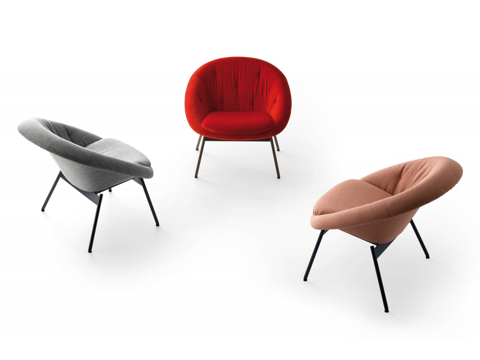 Für die Pause zwischendurch bietet sich der bequeme und geradlinig geformte Sessel «LX699» an. Die grosszügige Schale ermöglicht nicht nur verschiedene Sitzpositionen, sondern sie lässt sich auch mit sämt­lichen Materialien aus der Kollektion beziehen. Design: Formstelle. Leolux.