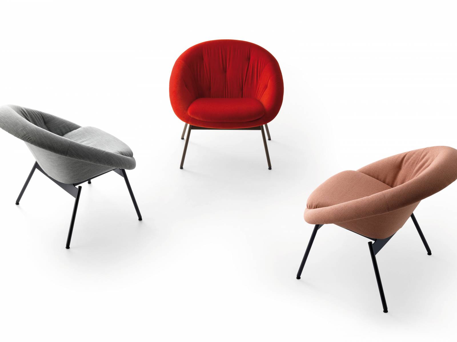 Für die Pause zwischendurch bietet sich der bequeme und geradlinig geformte Sessel «LX699» an. Die grosszügige Schale ermöglicht nicht nur verschiedene Sitzpositionen, sondern sie lässt sich auch mit sämt­lichen Materialien aus der Kollektion beziehen. Design: Formstelle. Leolux.