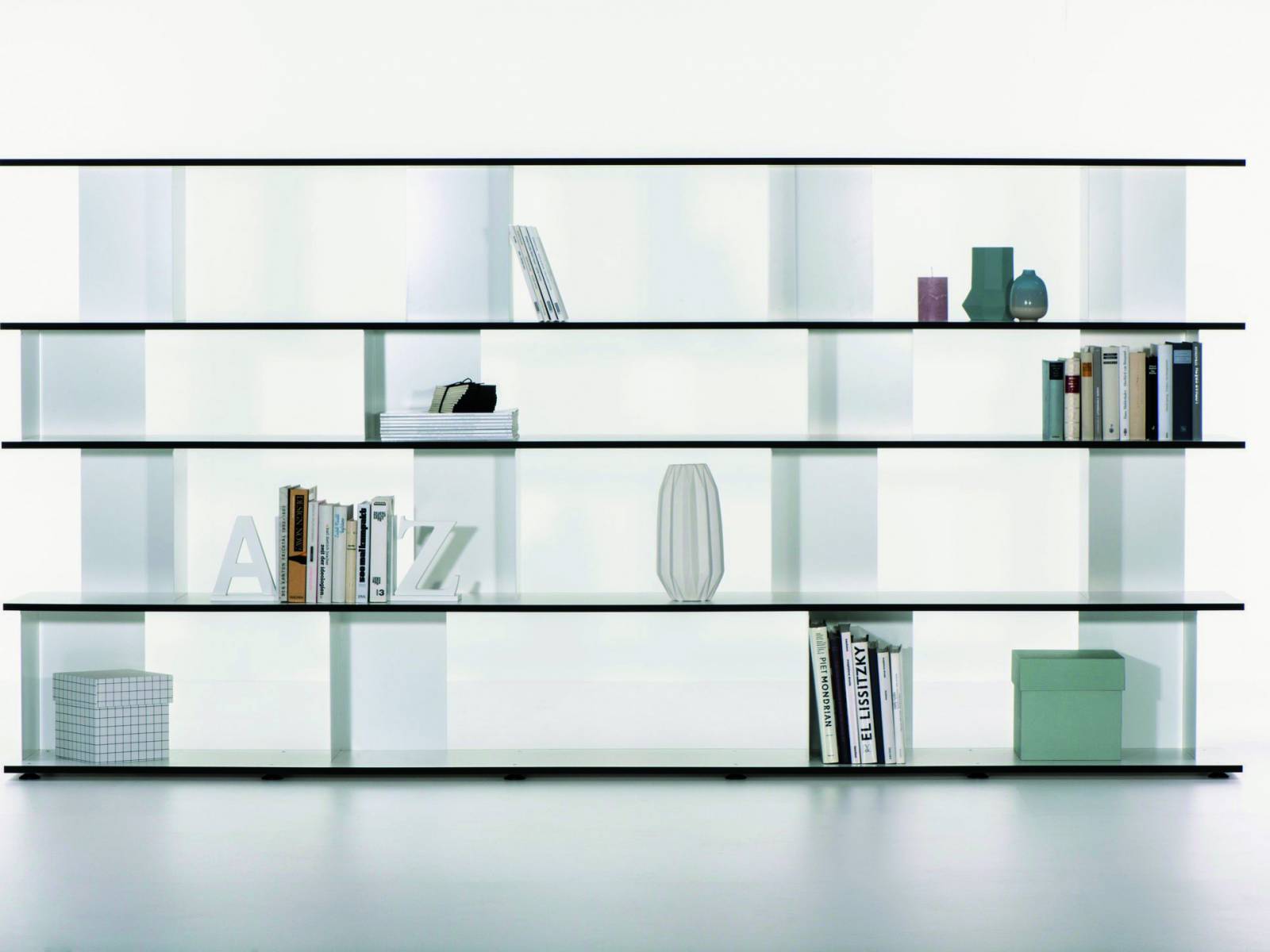 Schlicht im Design und flexibel in der Gestaltung ist das innovative Regalsystem 4.0, das vielfältige Konfigurationsmöglichkeiten ganz ohne Werkzeug ermöglicht. Aus CDF, Eichenfurnier und Linoleum. Identi AG.