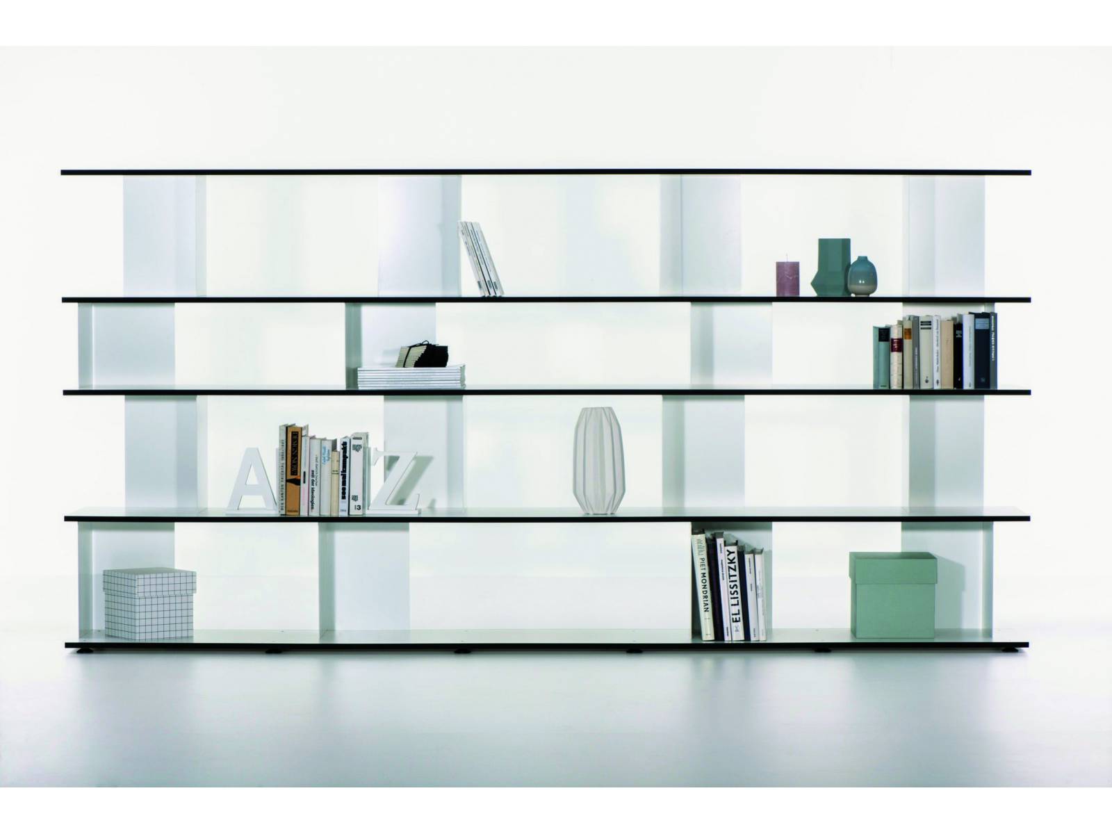 Schlicht im Design und flexibel in der Gestaltung ist das innovative Regalsystem 4.0, das vielfältige Konfigurationsmöglichkeiten ganz ohne Werkzeug ermöglicht. Aus CDF, Eichenfurnier und Linoleum. Identi AG.