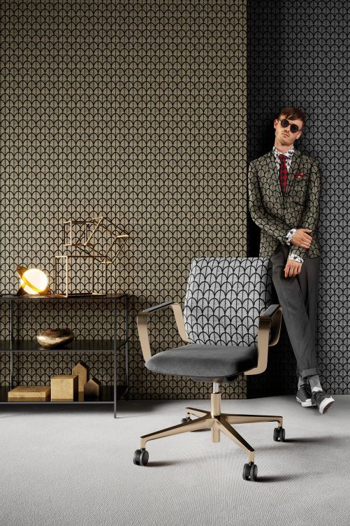 Ein Bürostuhl ist nicht gleich Bürostuhl: «ConWork» stellt sich fast automatisch auf seinen Besitzer ein und sorgt für komfortables und ergonomisches Sitzen. Das Modell lässt auch sonst keine Wünsche offen; ob klassisch oder extravagant wie diese Ausführung, für die exklusive Muster, Stoffe und Materialien zur Verfügung stehen. Kloeber.