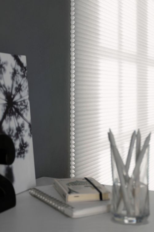 Für ein gutes Arbeitsklima sorgen nicht nur die richtigen Möbel, sondern auch der perfekte Licht-, Sicht- und Sonnenschutz. Das Wabenplissee kann aber noch viel mehr: Durch seine schallabsorbierenden Eigenschaften trägt es zu einer besseren Akustik bei, indem es den Raumschall um bis zu 45% verbessert. Duette.