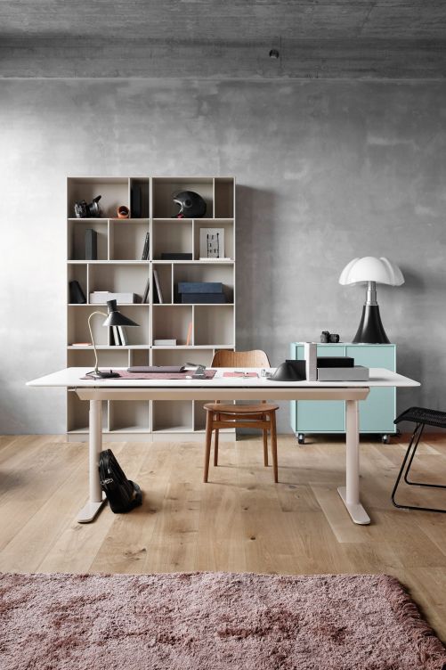 Eines für alle Fälle ist das flexible Regalsystem des dänischen Unternehmens. Mit seiner Palette an Modulen, Farben und Tiefen lässt es keine Wünsche offen und ist überall einsetzbar – auch im Homeoffice. Montana.