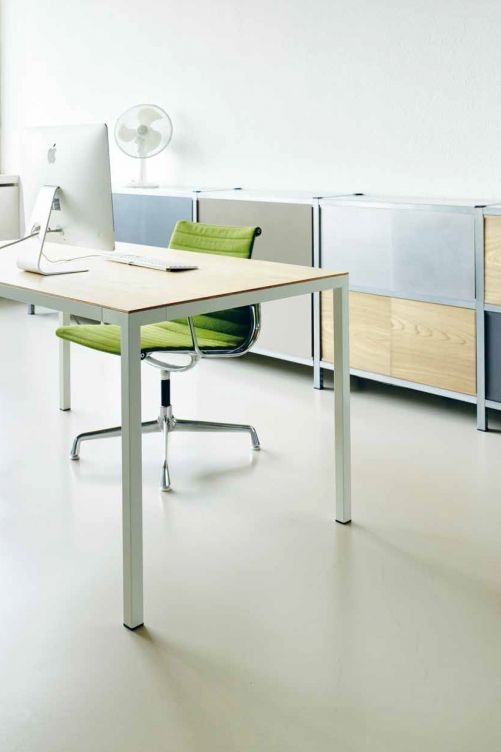 Bunt und flexibel ist auch dieses Regalsystem. Dank modularem Aufbau, wählbaren Grössen und Farben kann es für jede Raumsituation verwendet werden. Mit dem eigens dafür entwickelten Online-Tool «mf-composer» kann man bequem vom Homeoffice aus das eigene Regal komponieren und bestellen. Mfsystem.