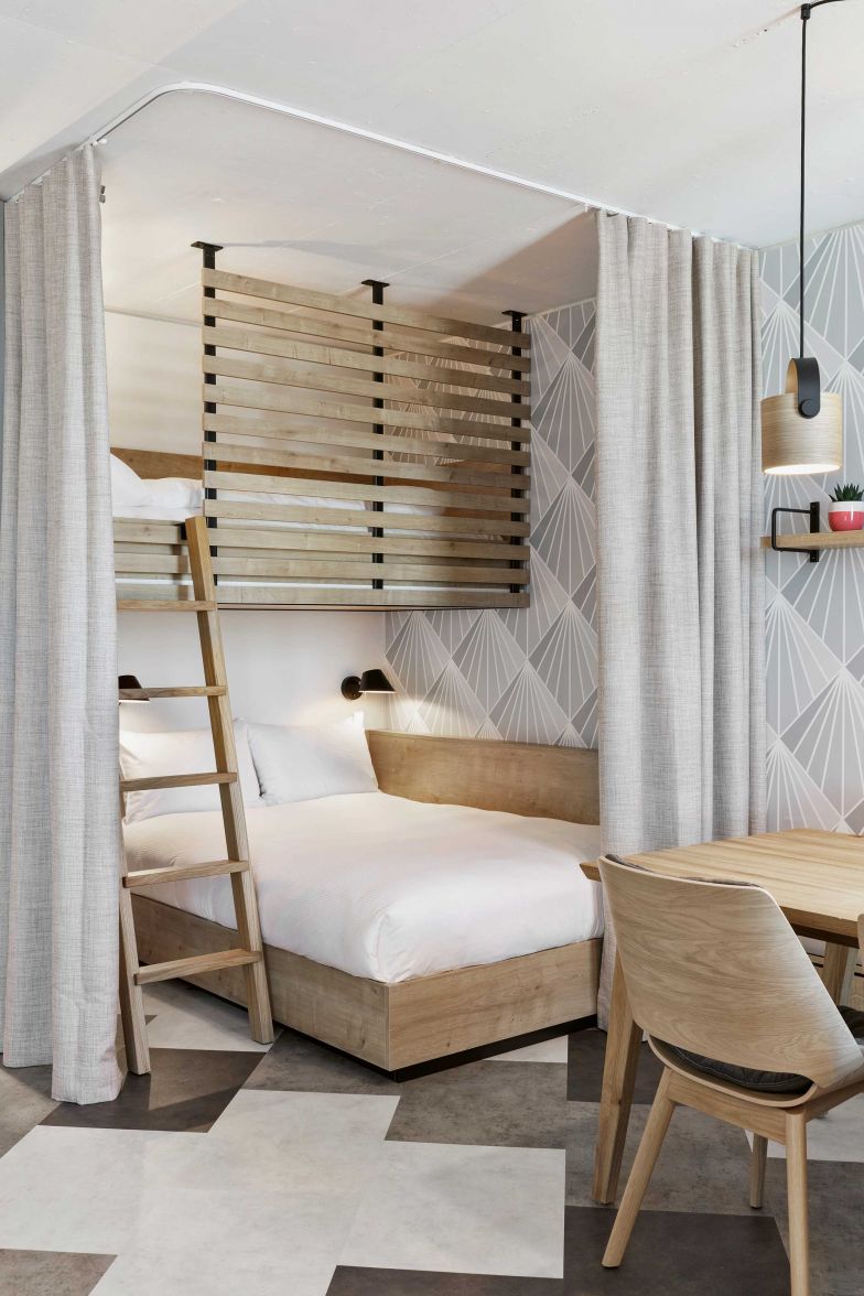 Das Family Studio ist auf 45 Quadratmetern konzipiert. Neben Doppel- und Stockbett verfügt das Studio zusätzlich zur Küche über einen grosszügigen Esstisch für vier Personen.