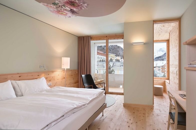 36 Zimmer in verschiedenen Grössen stehen Ruhesuchenden zur Auswahl, wobei an jeder Decke ein unterschiedliches Blumenmotiv appliziert wurde, das auf die Ornamentik der Belle Époque verweist. Alle Zimmer verfügen über eine Loggia und eine Stüvetta – ein Zimmer im Zimmer, das zum Lesen, Schreiben oder einfach zum Sein einlädt.