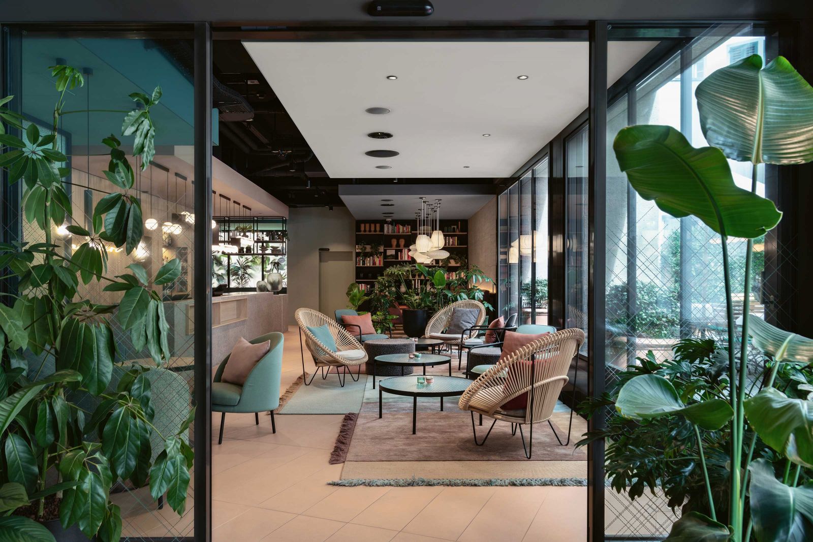 Üppige Pflanzen säumen den Weg zur Rezeption.