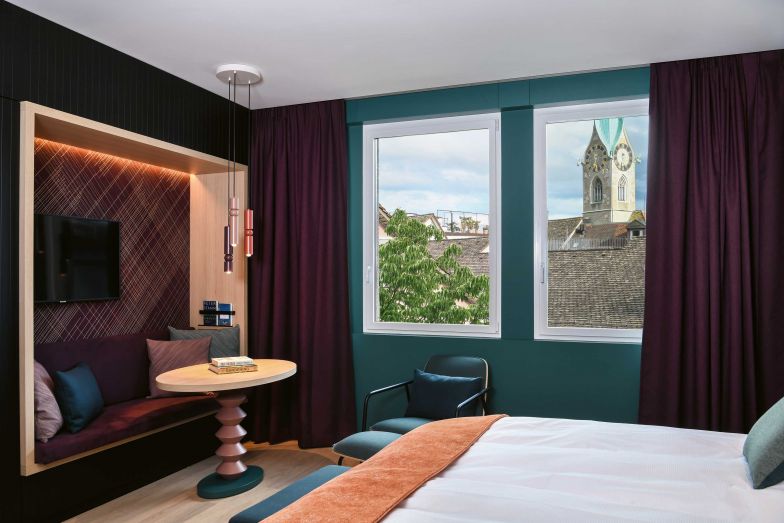 Glockengeläut am Morgen: Einzelne Zimmer gehen direkt auf den Kirchturm von St. Peter und den kleinen ruhigen Hof vor der Kirche, in den sich nur selten jemand verirrt.