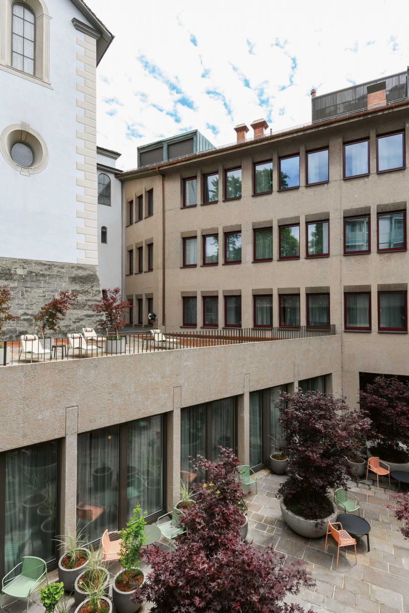 In den 1970er-Jahren wurde das historische «Haus in Gassen» abgerissen und ein Betonklotz an seine Stelle gesetzt. Nachdem hier eine Grossküche, ein Personalrestaurant und Büros untergebracht waren, zog nun ein Hotel der Sorell-Gruppe ein.