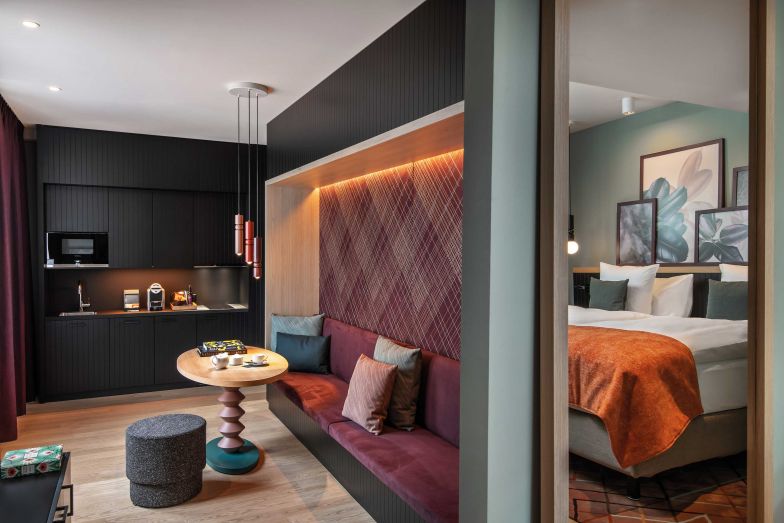 Kombiniert haben die Architekten das Dschungel-Feeling noch mit einer Formensprache aus den 1980er-Jahren. 